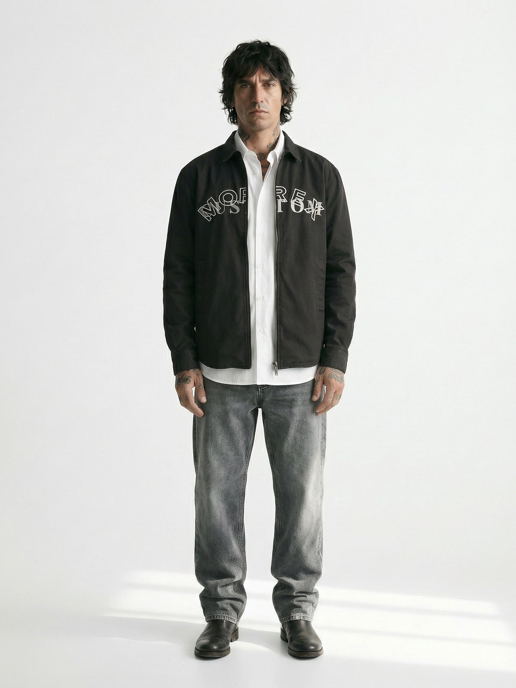 Veste zippée noire brodée Morex Custom au style lifestyle moto vintage, portée par un homme avec un jean délavé, vue de face.