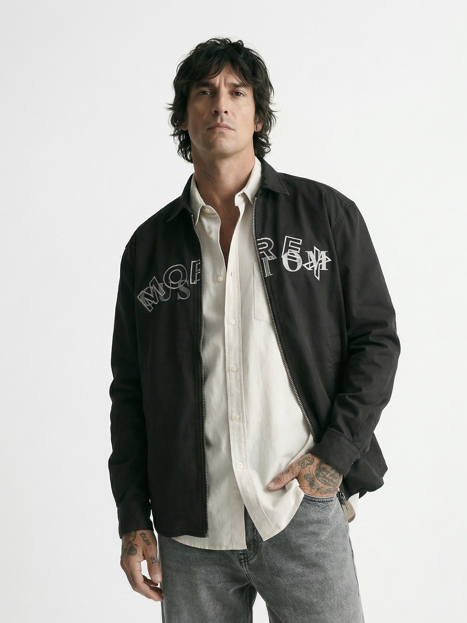 Homme portant la veste zippée noire Morex Custom avec lettrage brodé stylisé, look lifestyle vintage et authentique.
