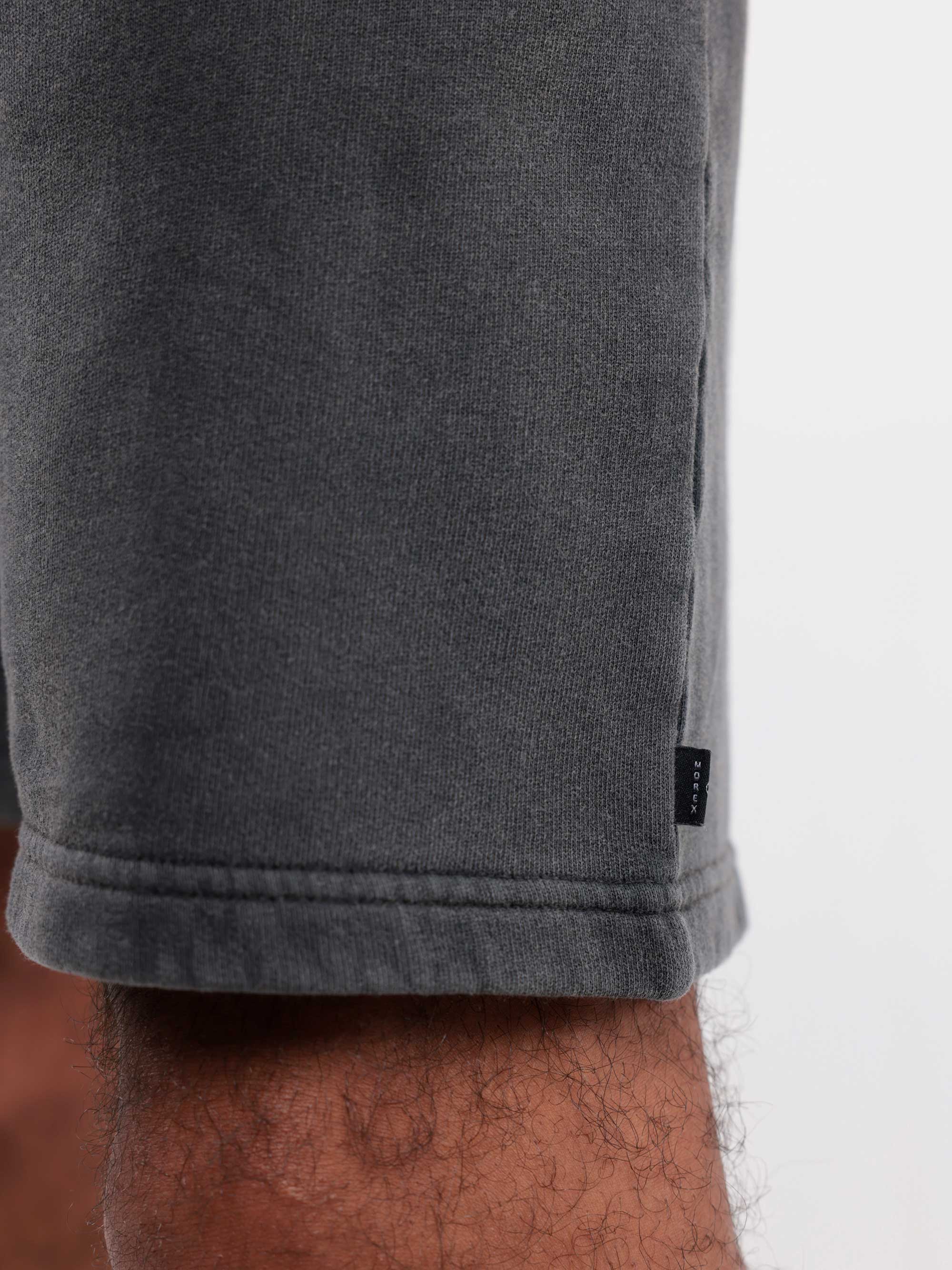 Garment Dye cotton shorts, ultra-soft look, in black, for optimum comfort and casual style.