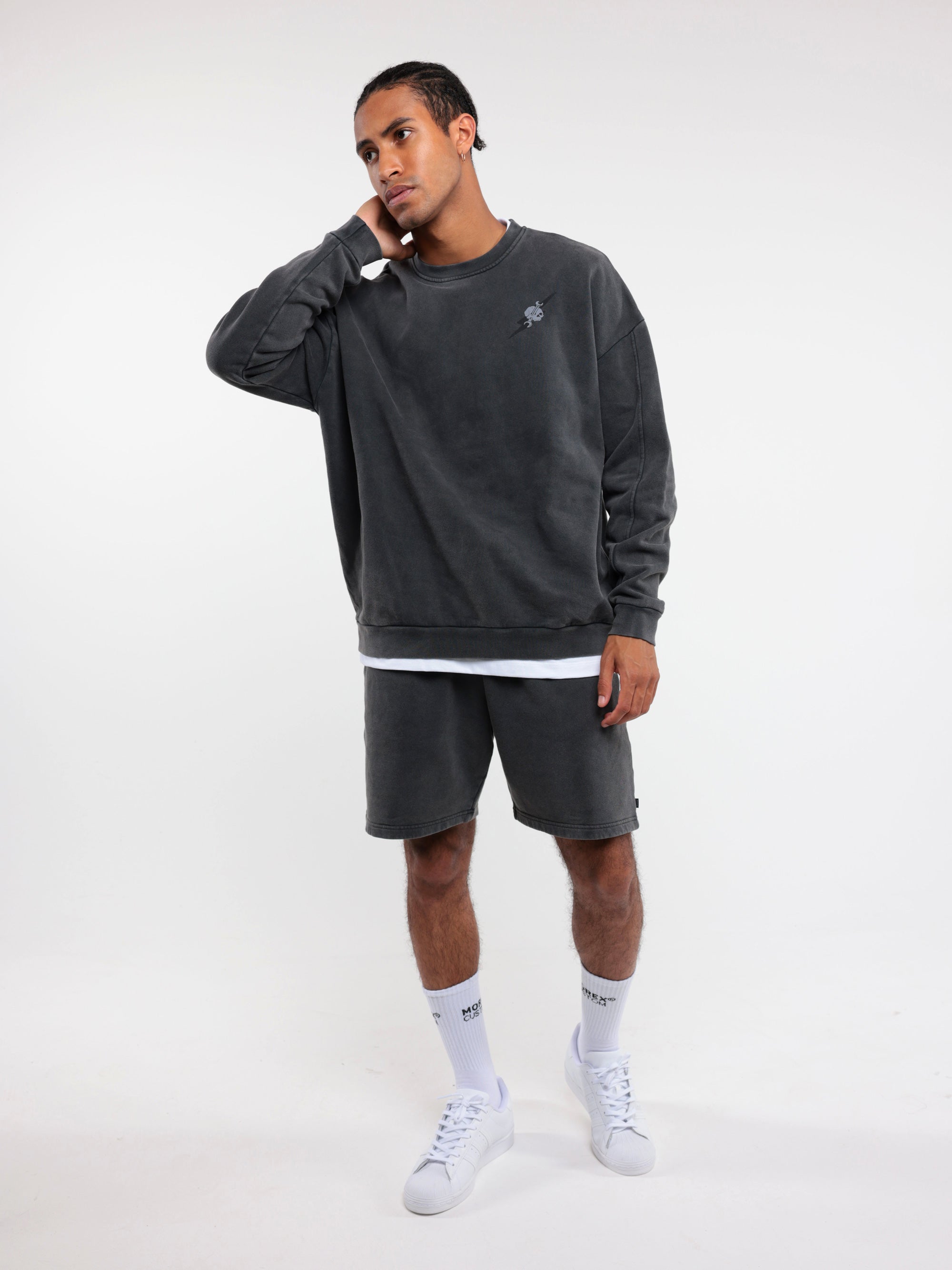 Dye shorts in high-quality dyed cotton, in black, with a relaxed fit for a casual yet stylish look.