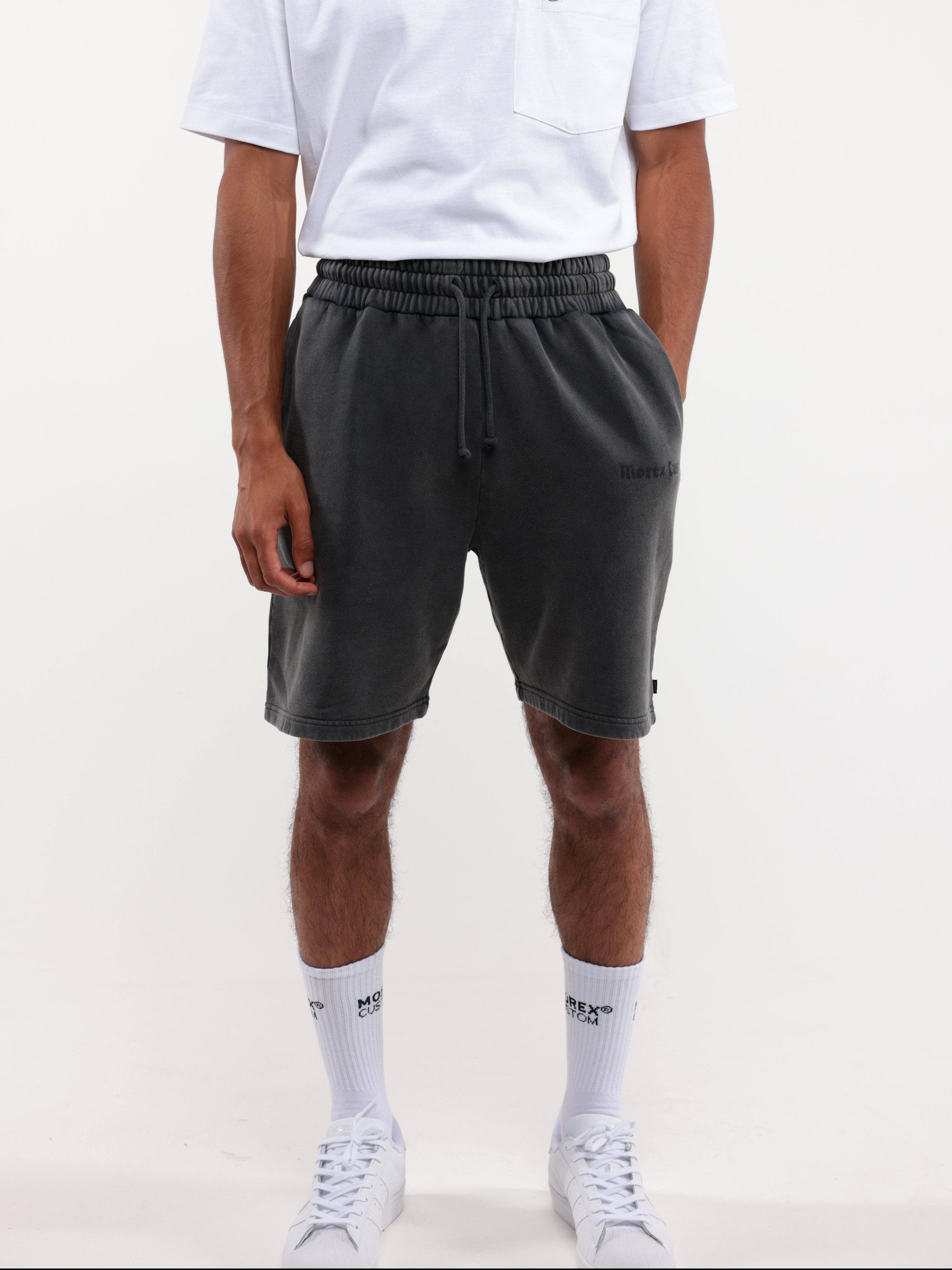 Dye shorts in Garment Dye cotton, ultra-soft look, in Black, for a casual but neat outfit.