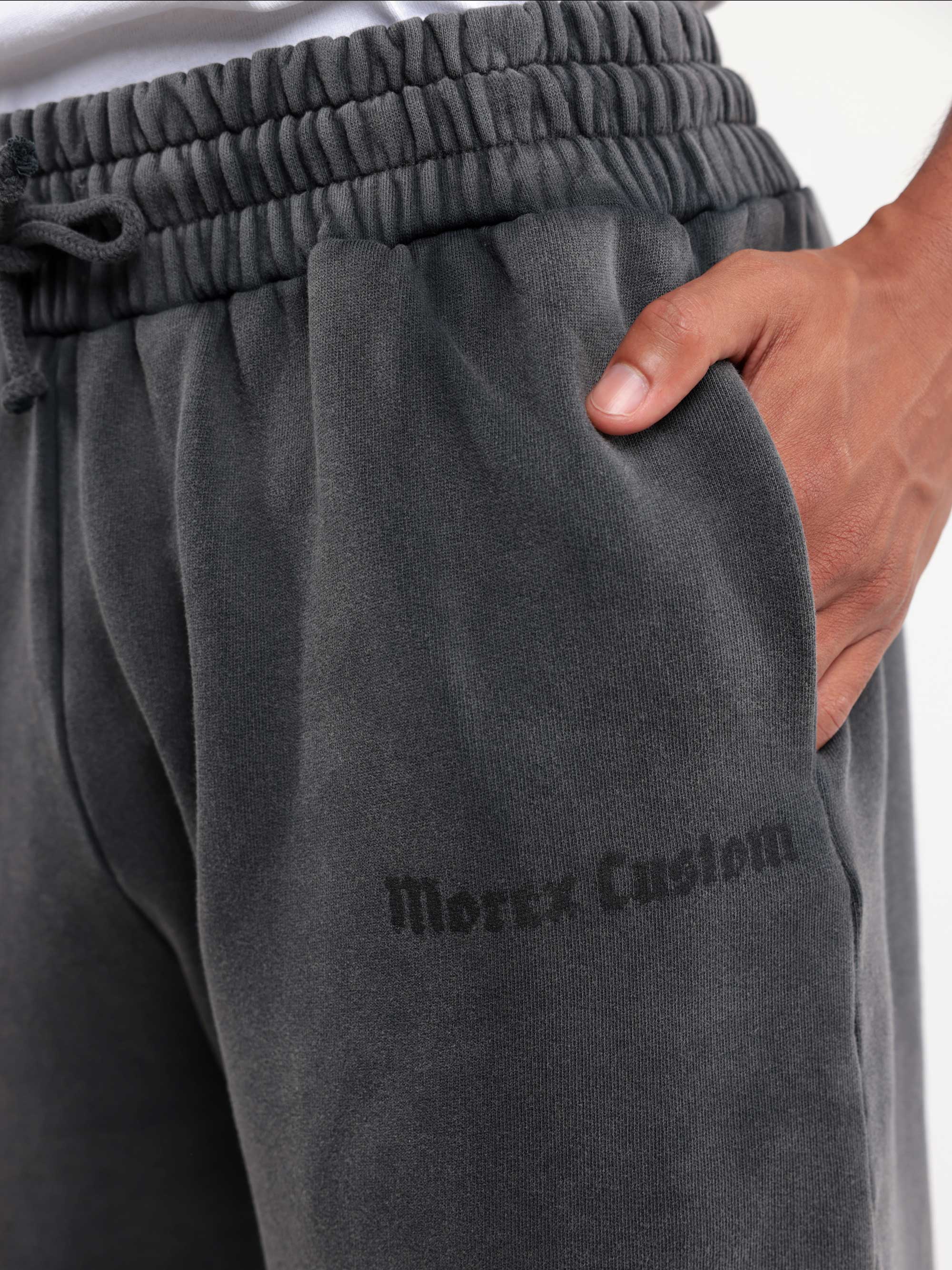 Garment Dye cotton shorts, ultra-soft look, in black, for optimum comfort and casual style.