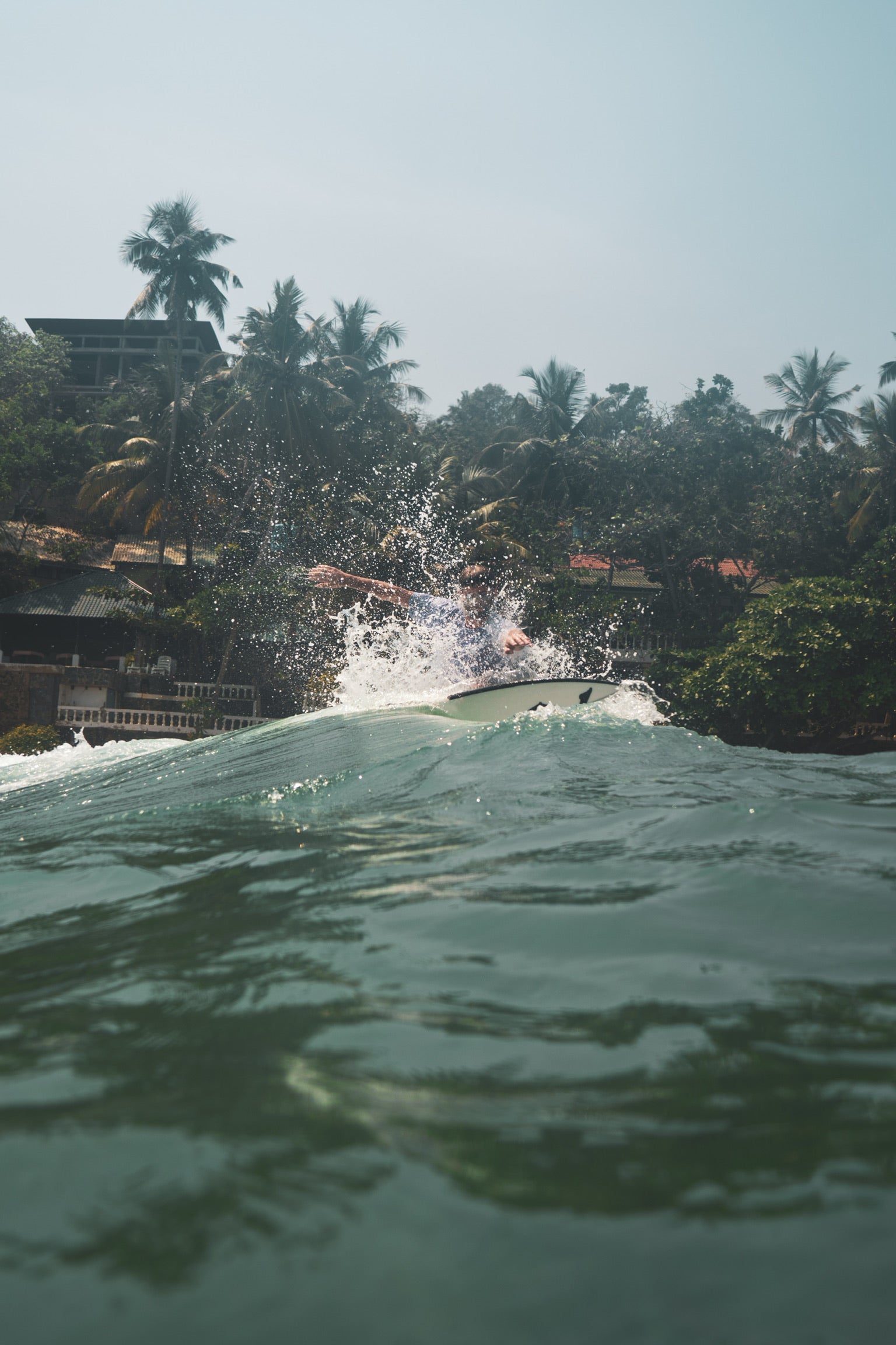 Surfeur sur une vague au sri lanka