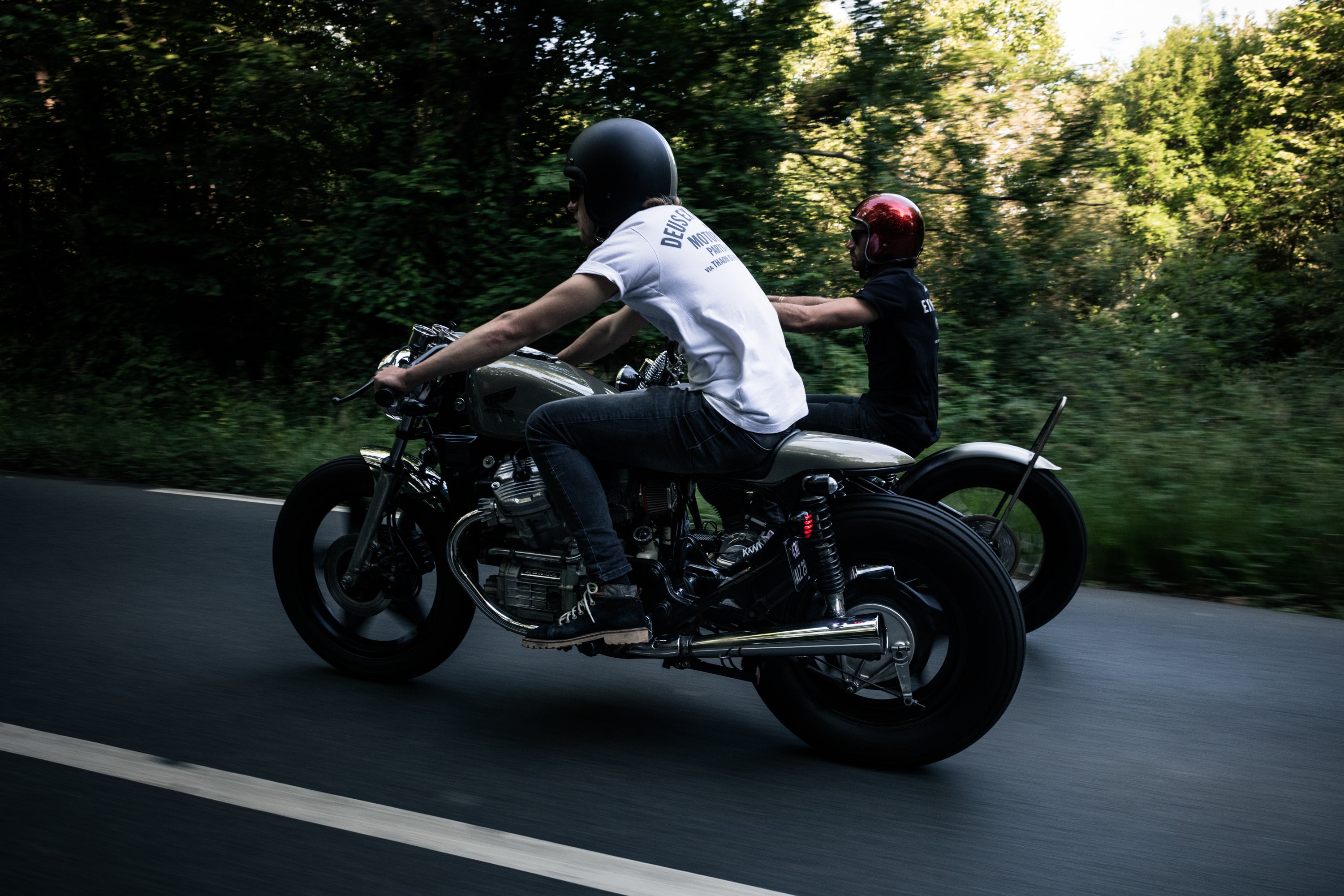 Honda CX500 custom sur la route