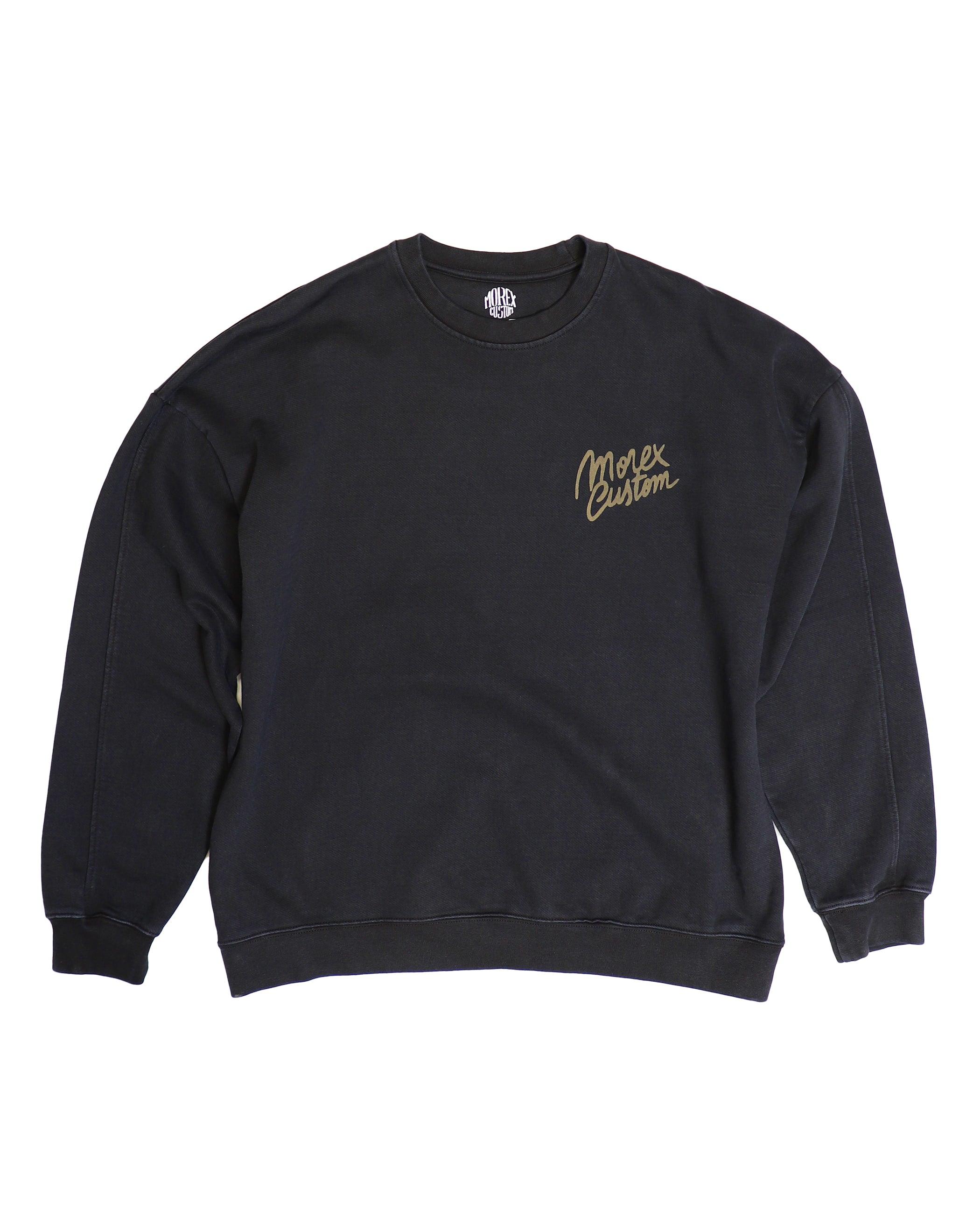 Morex Custom avec ce sweat vintage oversize en coton 100% 460GSM Heavy Terry. Noir vintage, impression marron du logo sur le cœur et typo dans le dos. Confort premium, style affirmé /