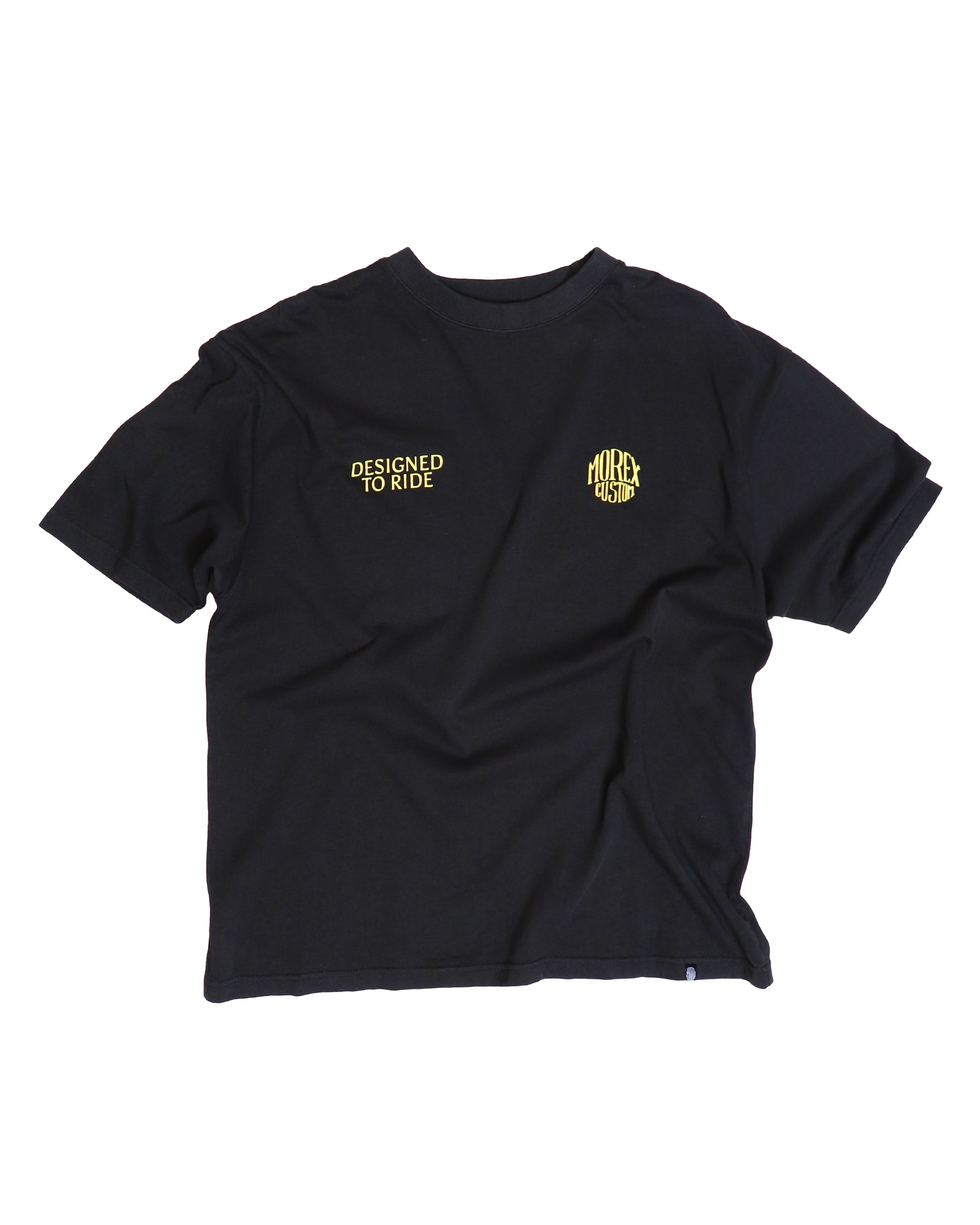 Conçu pour les passionnés de ride et d’authenticité, ce t-shirt oversize en coton ultra épais 260GSM assure un confort et un tombé parfait. Son noir profond met en valeur les détails signature de Morex Custom :
Détails marquants :
Logo original brodé dans le dos et sur le cœur, symbole de la marque.
Slogan iconique sur la poitrine, reflet de l’esprit Morex.
Coupe oversize inspirée du racewear, large et imposante pour un look affirmé.

Un indispensable du vestiaire, alliant qualité, style et hérita