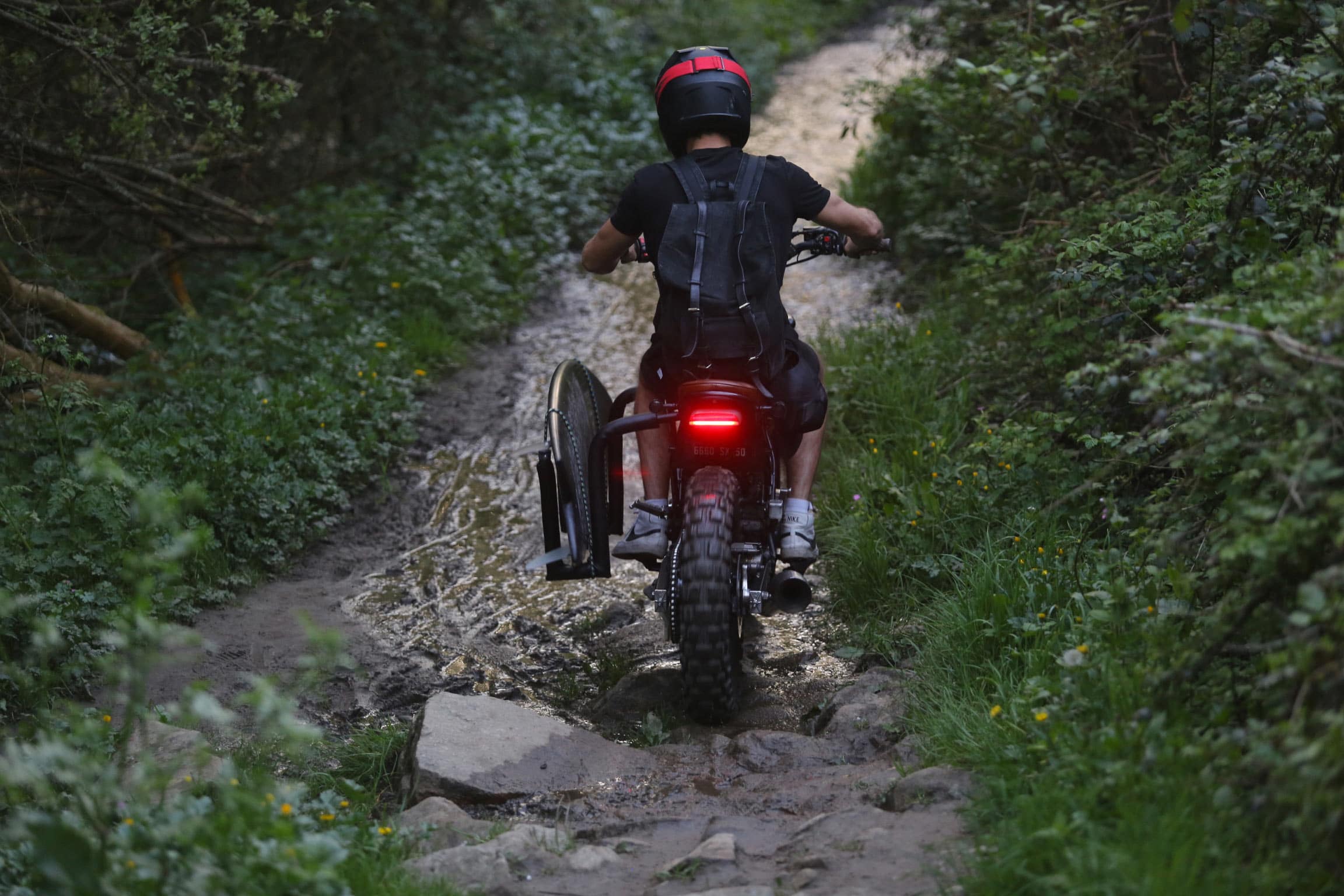 Custom honda sur la route phare arrière 