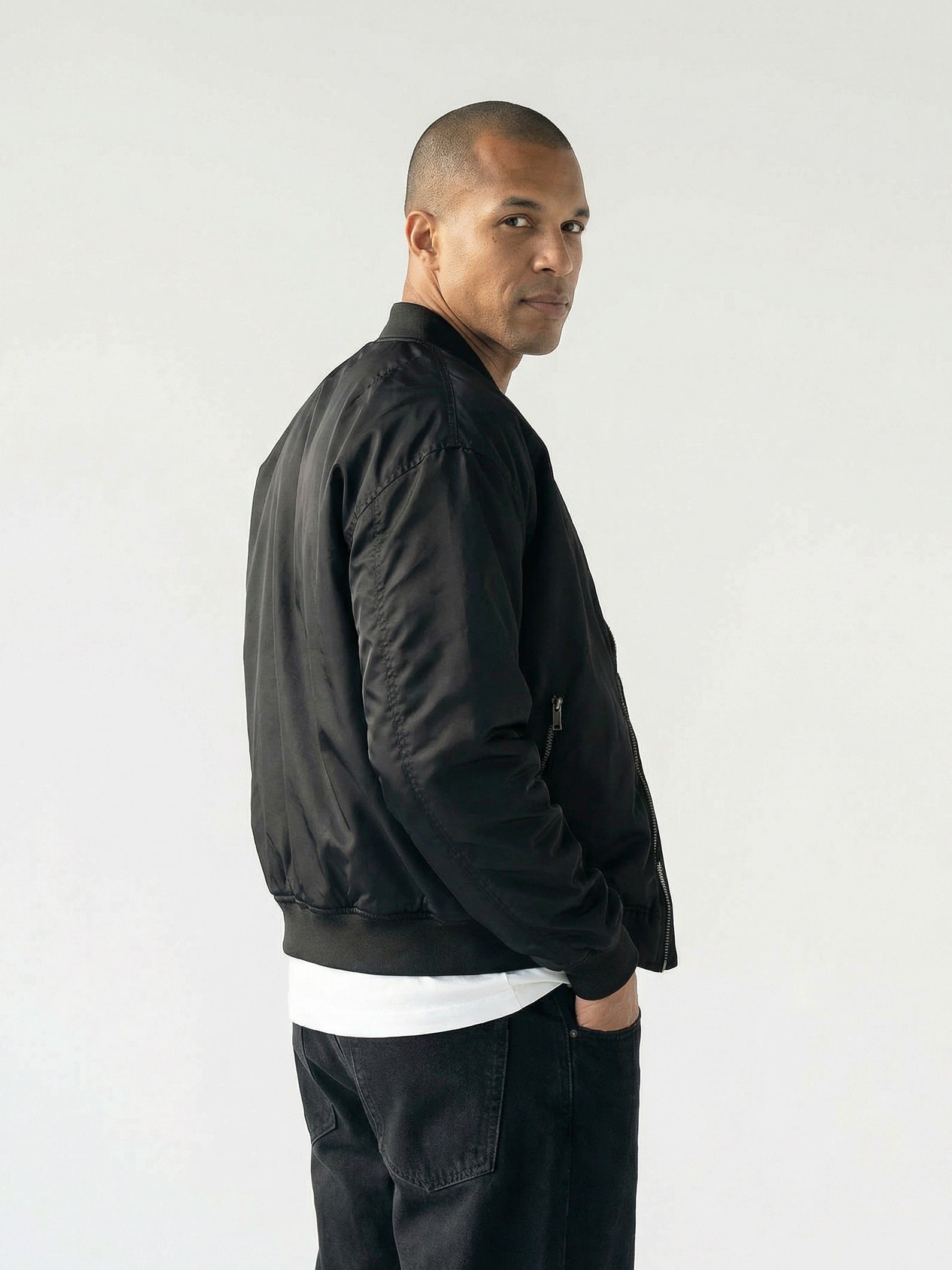 Bomber noir Morex Custom pour homme, style minimaliste et vintage, vue de trois-quart dos.