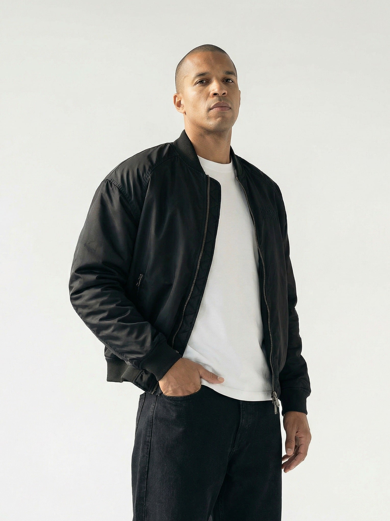 Veste bomber noir Morex Custom pour homme, look lifestyle vintage avec t-shirt blanc et jean noir.