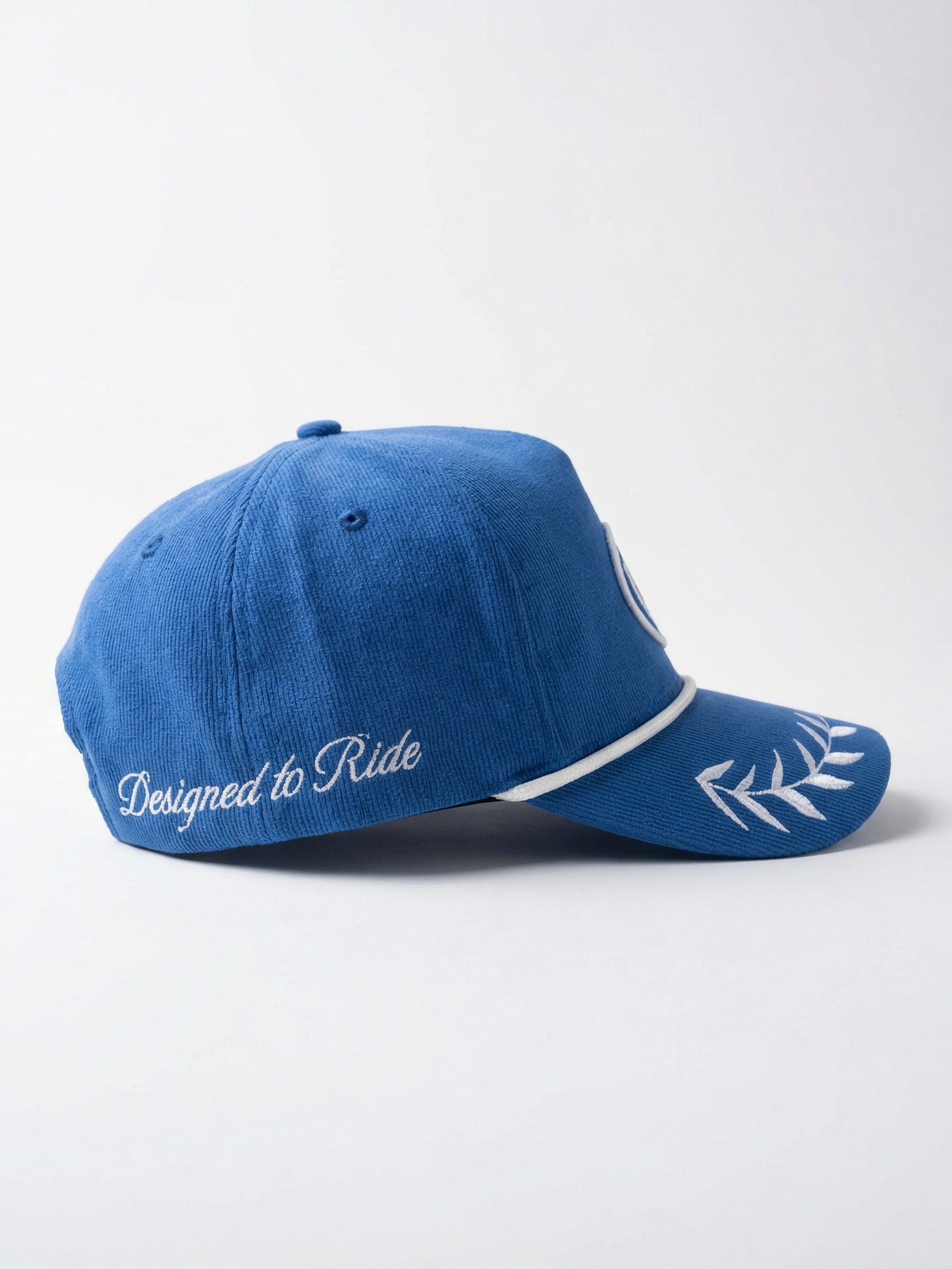 Casquette bleue en tissu texturé Morex Custom avec broderie blanche 'Designed to Ride' et motifs de lauriers sur la visière.