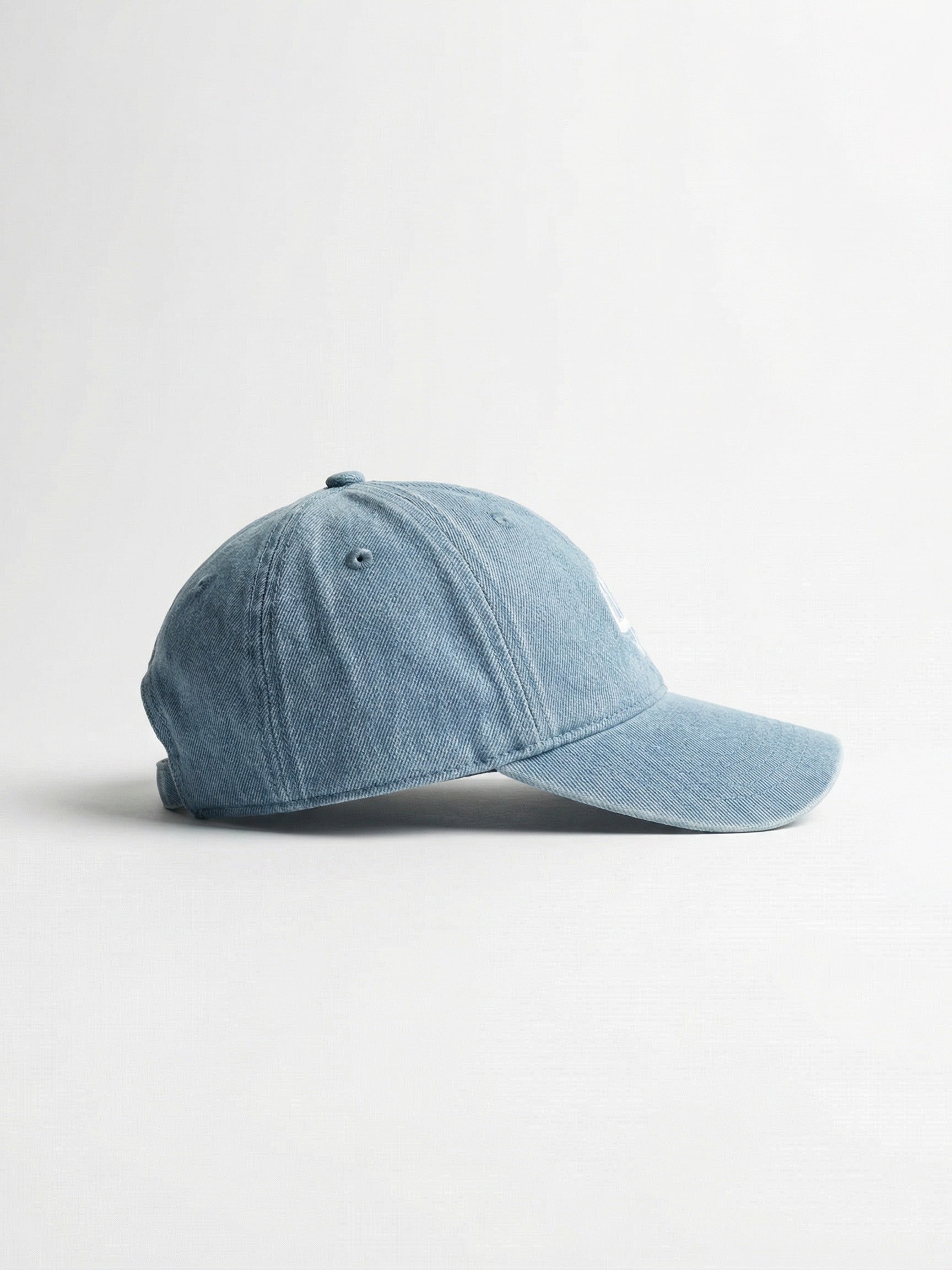 Une casquette Morex Custom en denim bleu clair vue de profil sur un fond blanc, idéale pour un look lifestyle et moto.