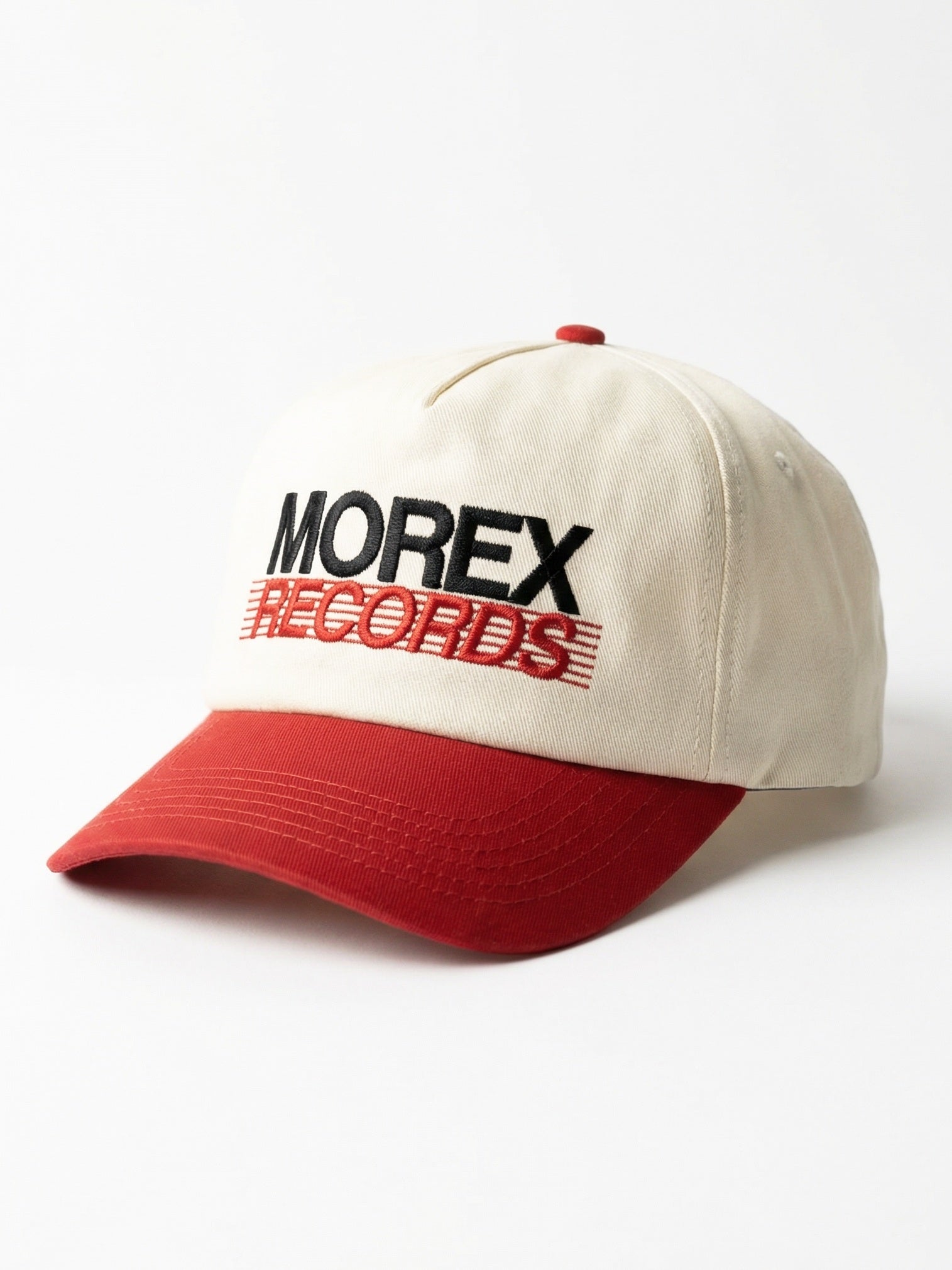 Casquette Morex Custom de la collection Records avec une couronne blanc cassé, une visière rouge et un logo brodé Morex Records en noir et rouge.
