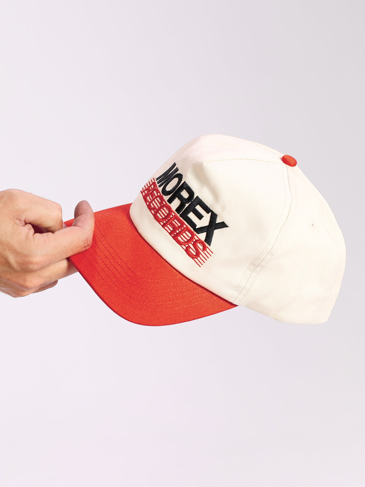 Casquette bicolore blanc et rouge Morex Custom avec logo brodé style vintage moto lifestyle.