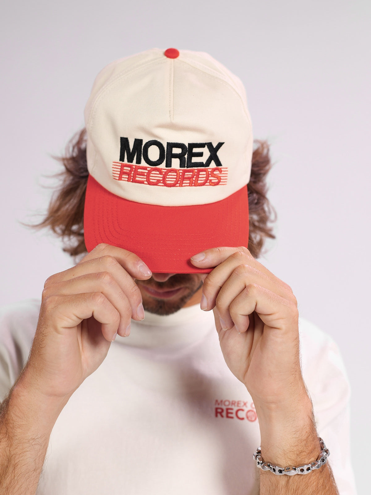 Homme portant la casquette bicolore crème et rouge brodée de la collection Morex Records par Morex Custom.
