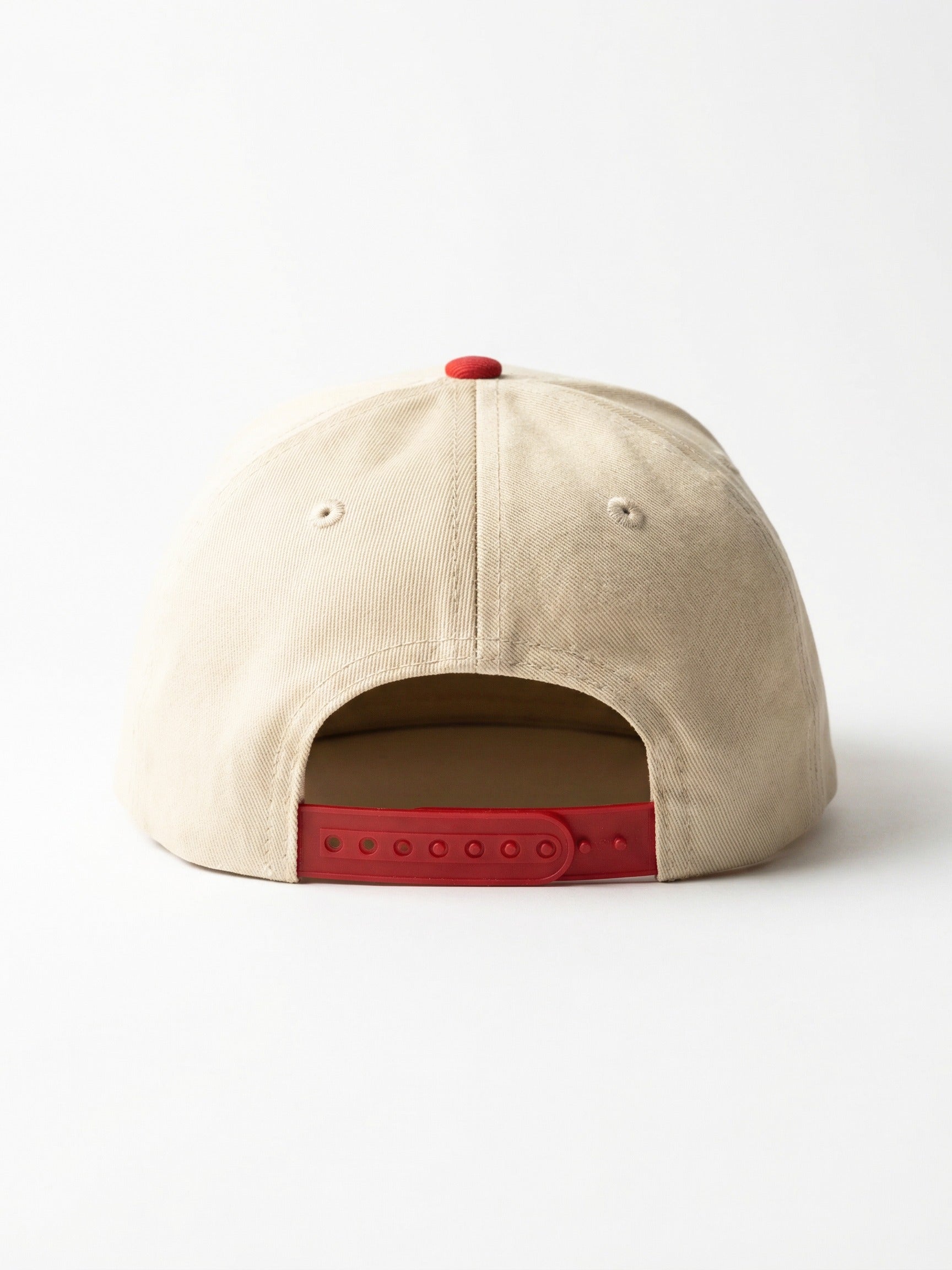 Vue arrière de la casquette snapback beige Morex Custom avec bouton et fermeture à pression rouge.