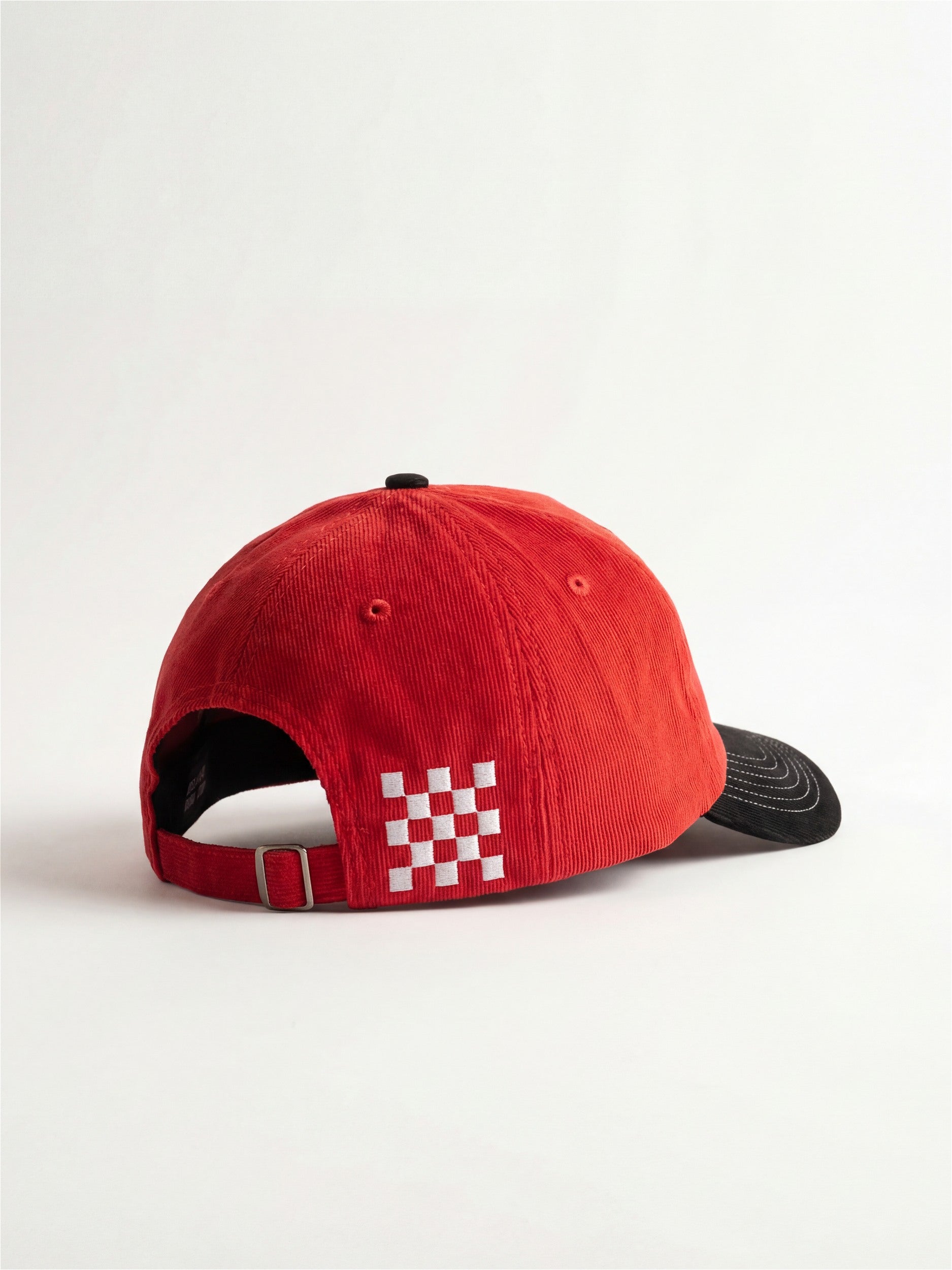 Vue arrière d'une casquette Morex Custom en velours côtelé rouge avec un détail brodé en damier blanc et une sangle de réglage.