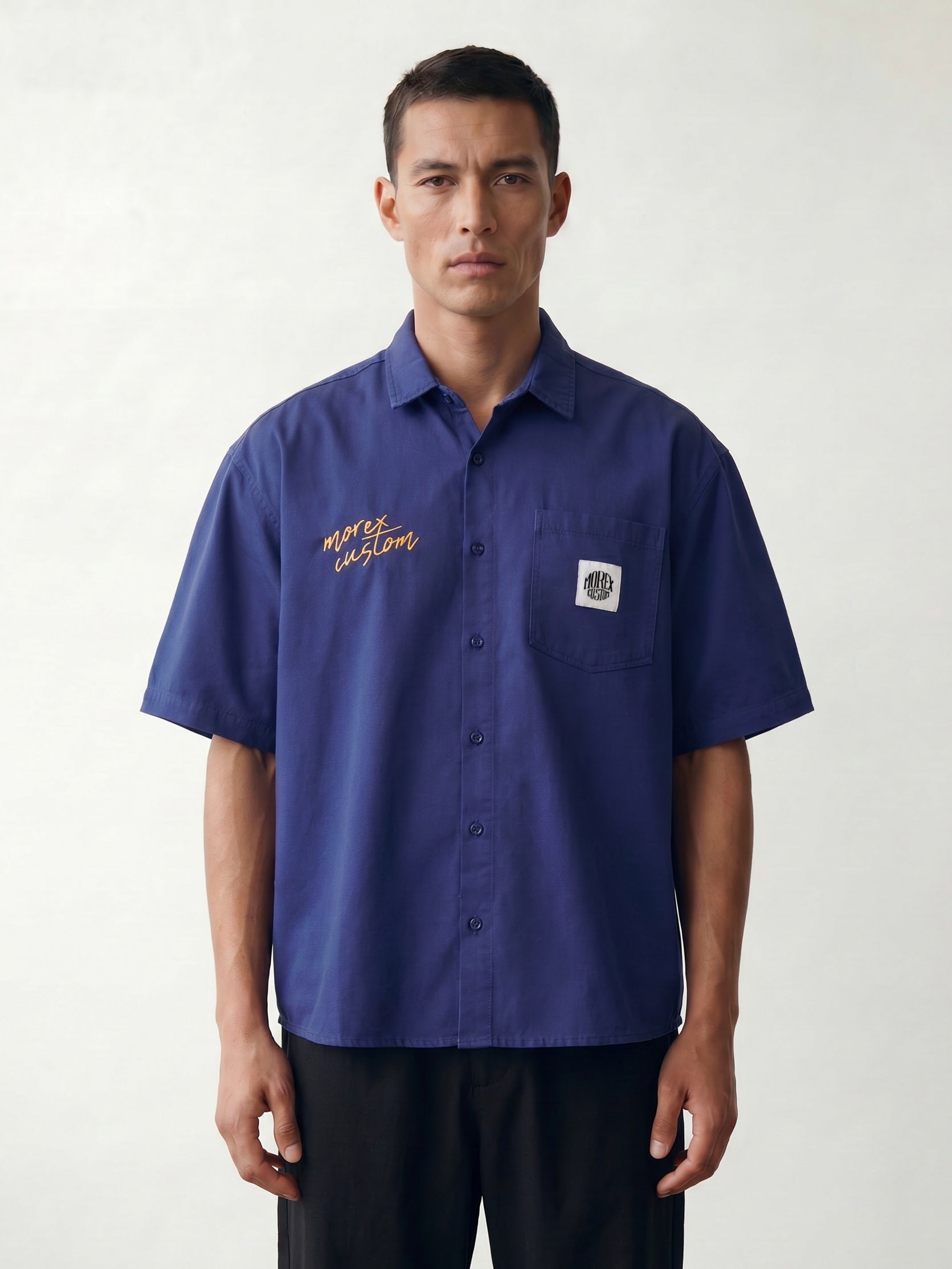 Chemise bleue à manches courtes Morex Custom pour homme, style moto et lifestyle avec broderie dorée et écusson sur la poitrine.