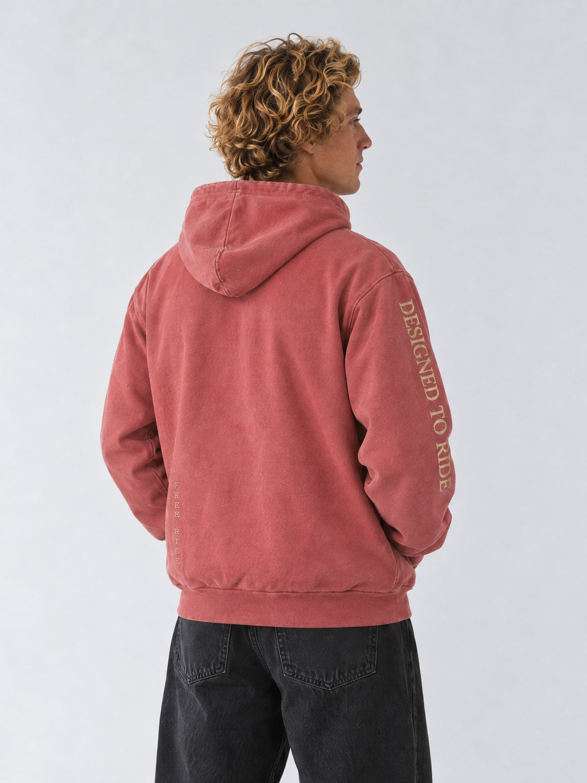 Sweat à capuche Morex Custom brique délavé avec inscription Designed to Ride sur la manche, coupe lifestyle moto pour homme vu de dos.