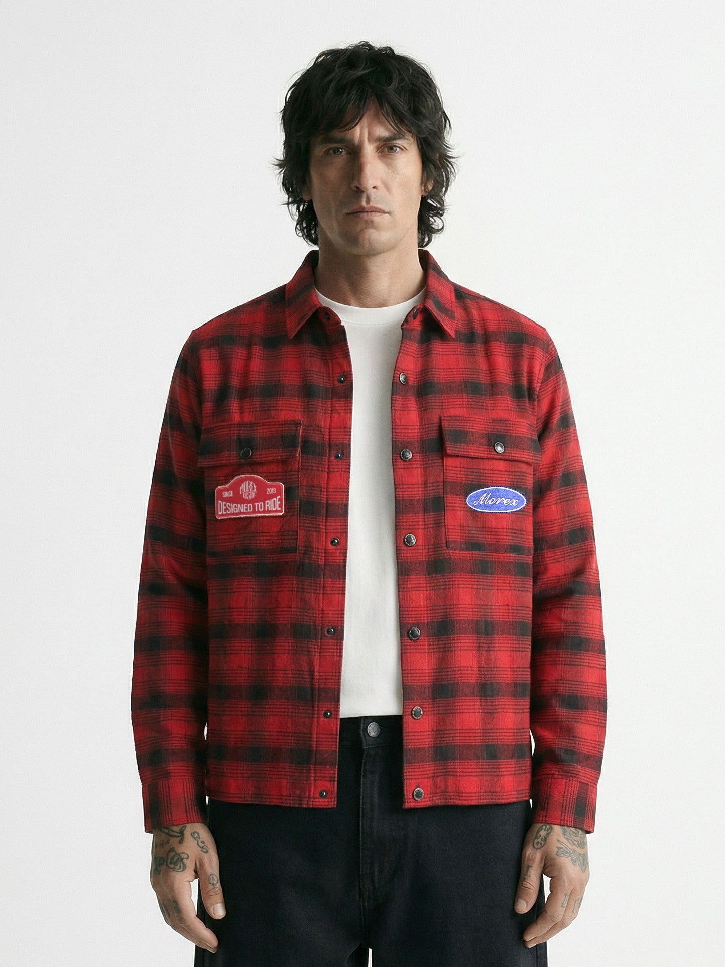 Homme portant une chemise en flanelle à carreaux rouge et noir Morex Custom avec des patchs sur les poches poitrine, style moto et lifestyle.