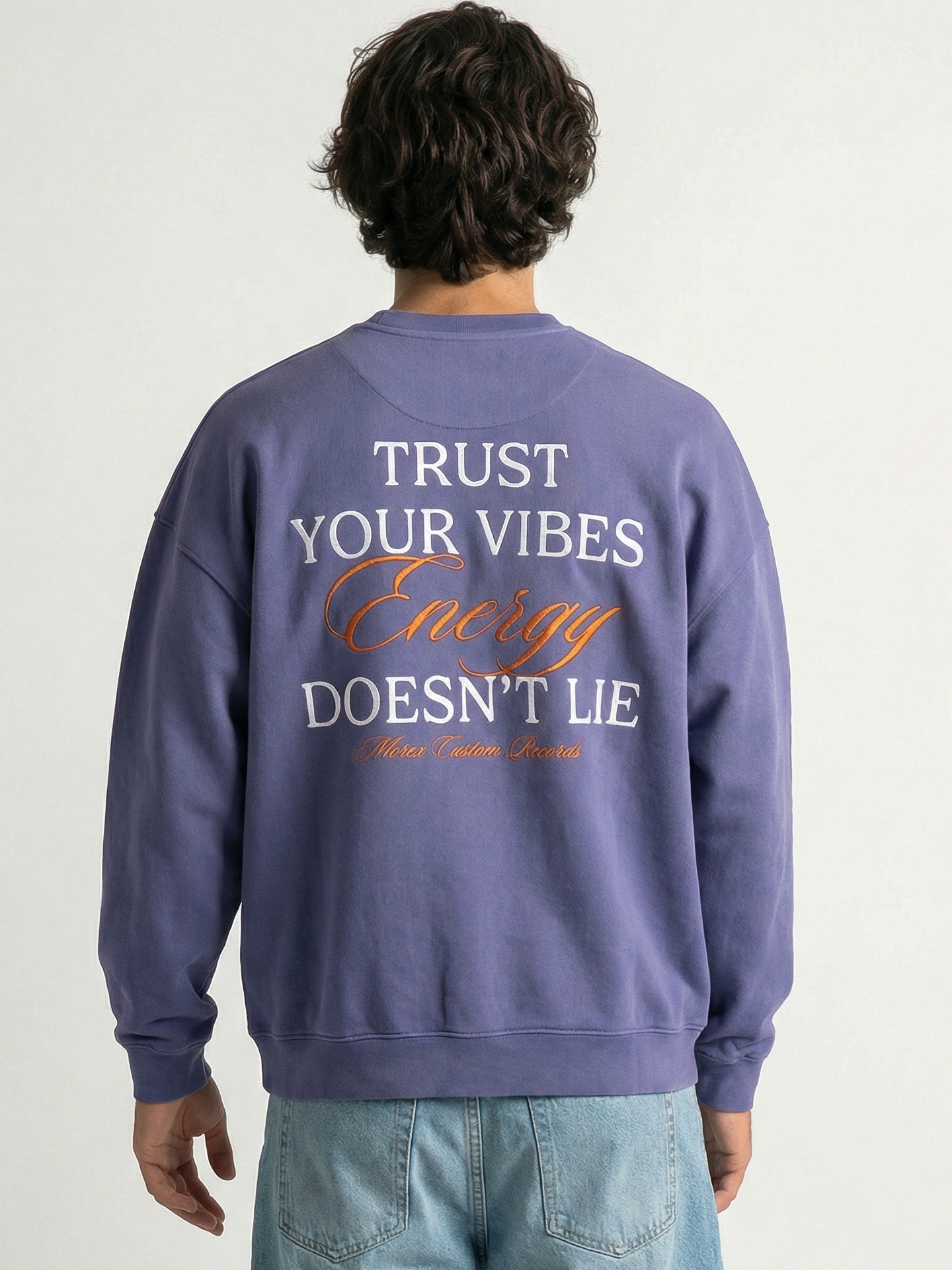 sweat oversized en heavy terry 460 g/m² affiche une coupe vintage, avec des épaules tombantes et des manches larges, pile dans la tendance.