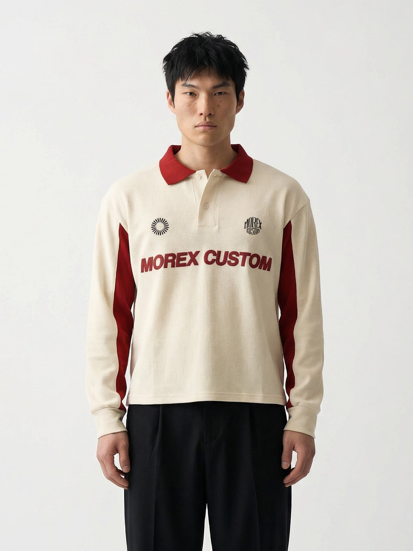 Polo à manches longues Morex Custom pour homme, coloris crème avec col et détails rouges, inscription Morex Custom sur le torse, style vintage inspiré de l'univers moto.