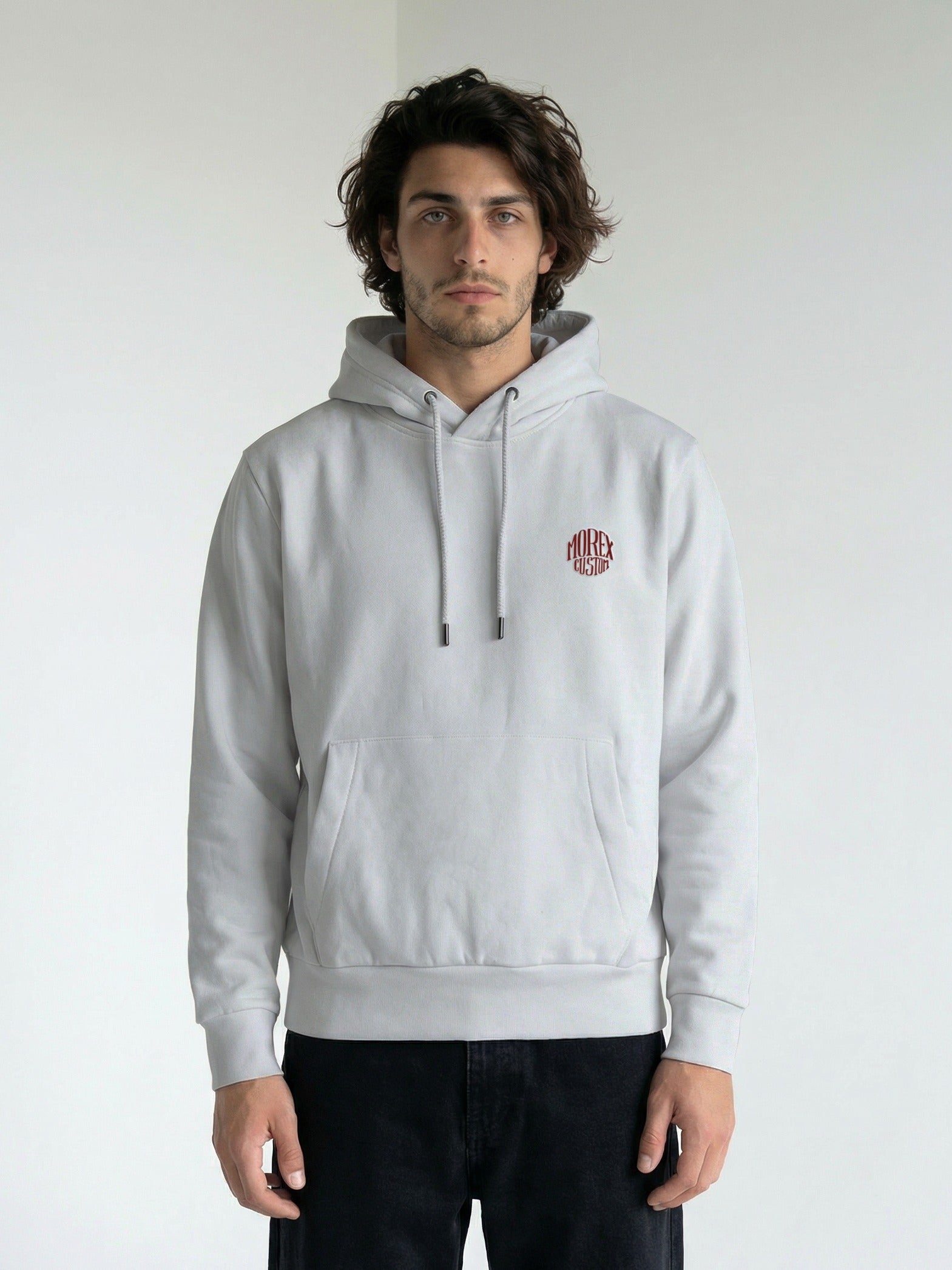 Sweat à capuche gris clair pour homme de la marque Morex Custom, style lifestyle et moto avec logo circulaire brodé sur la poitrine.