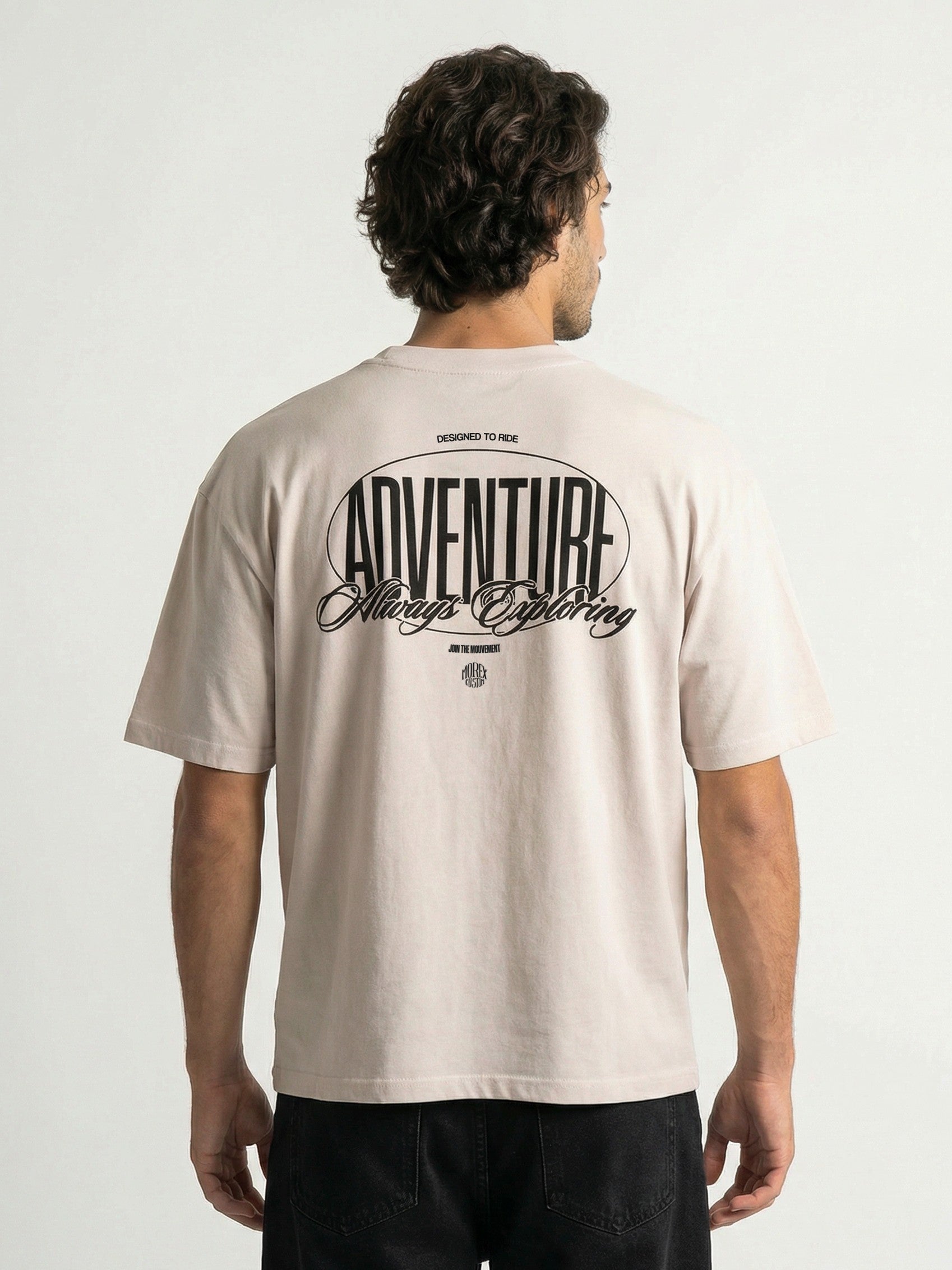 T-shirt Morex Custom beige pour homme avec le graphisme ADVENTURE Always Exploring imprimé au dos.