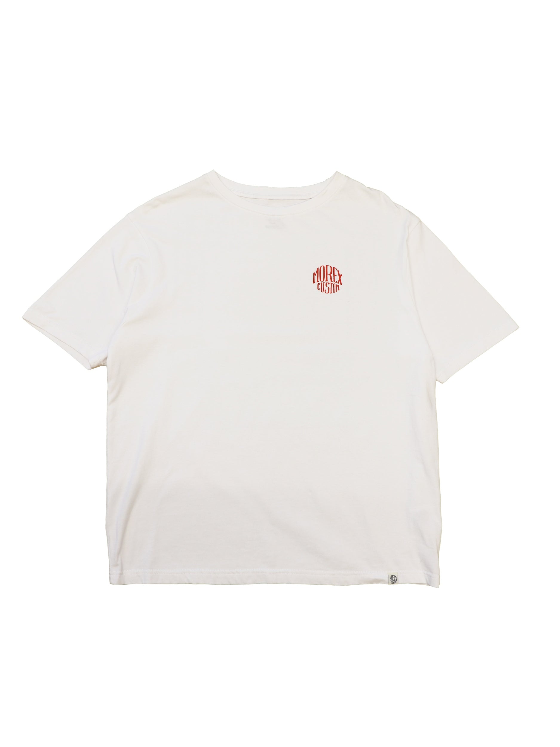 T-shirt blanc Morex Custom pour homme avec un petit logo circulaire rouge sur la poitrine, idéal pour un look décontracté ou moto.
