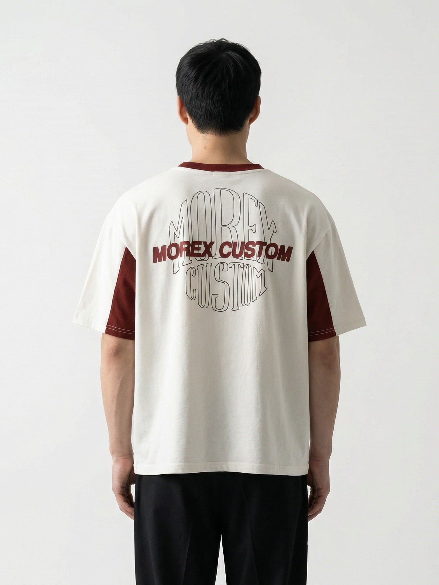 Vue de dos d'un t-shirt Morex Custom blanc cassé avec empiècements bordeaux et logo graphique circulaire au dos, style moto et lifestyle pour homme.