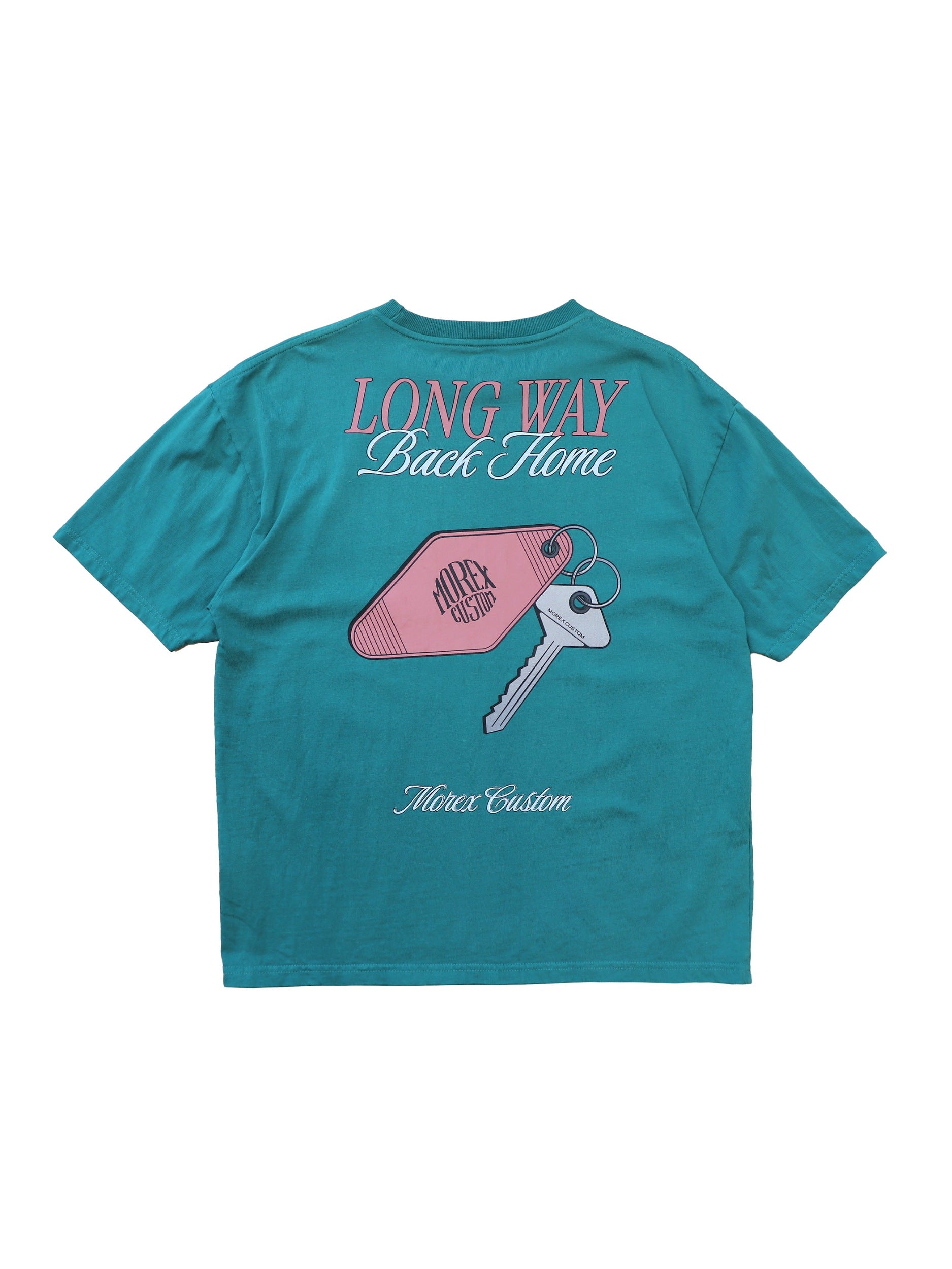 T-shirt Morex Custom de couleur turquoise présentant un graphisme au dos avec l'inscription 'LONG WAY Back Home' et l'illustration d'un porte-clés vintage rose.