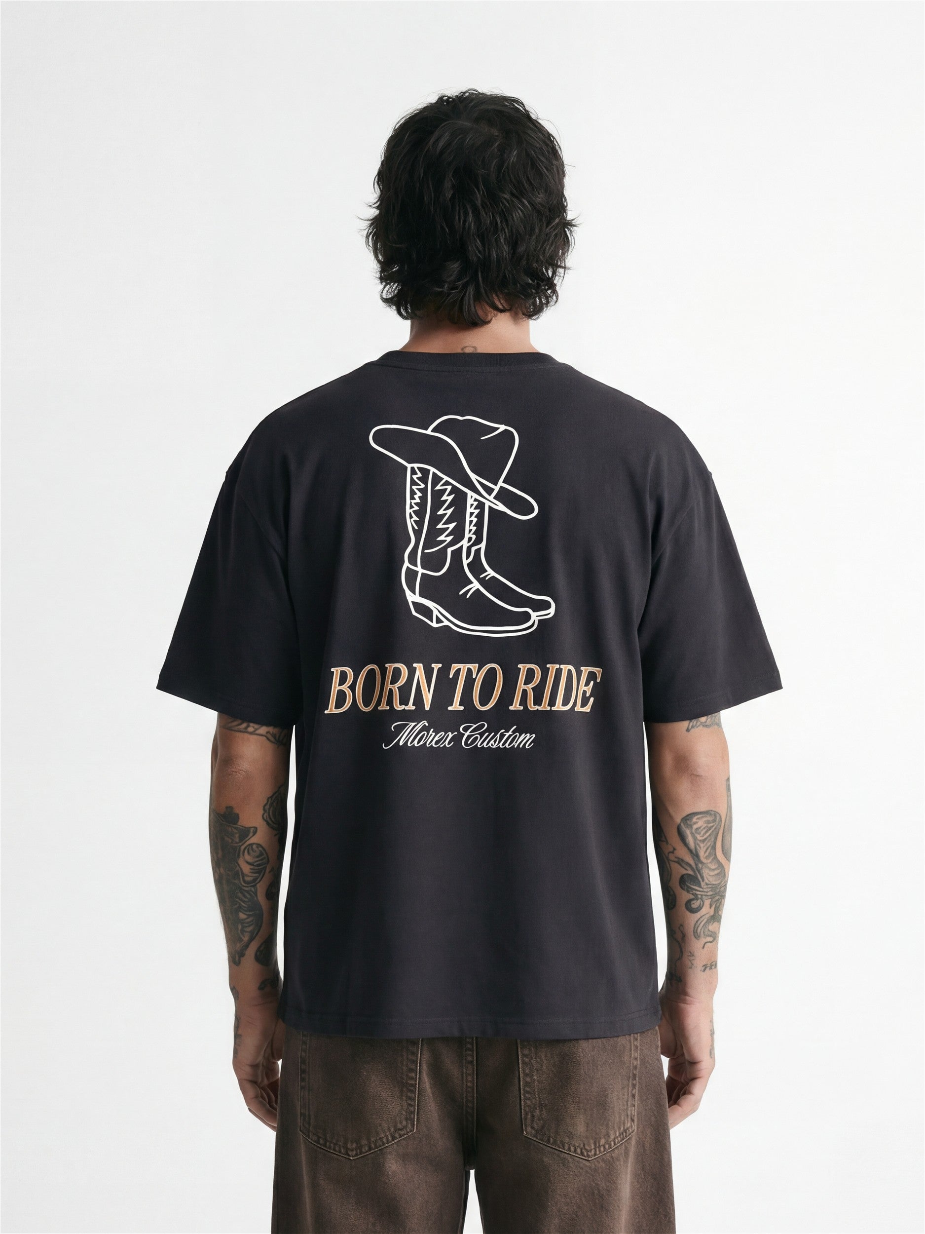 T-shirt Morex Custom noir pour homme, vue de dos avec illustration graphique 'Born to Ride' de bottes et chapeau de cowboy, style lifestyle motard.