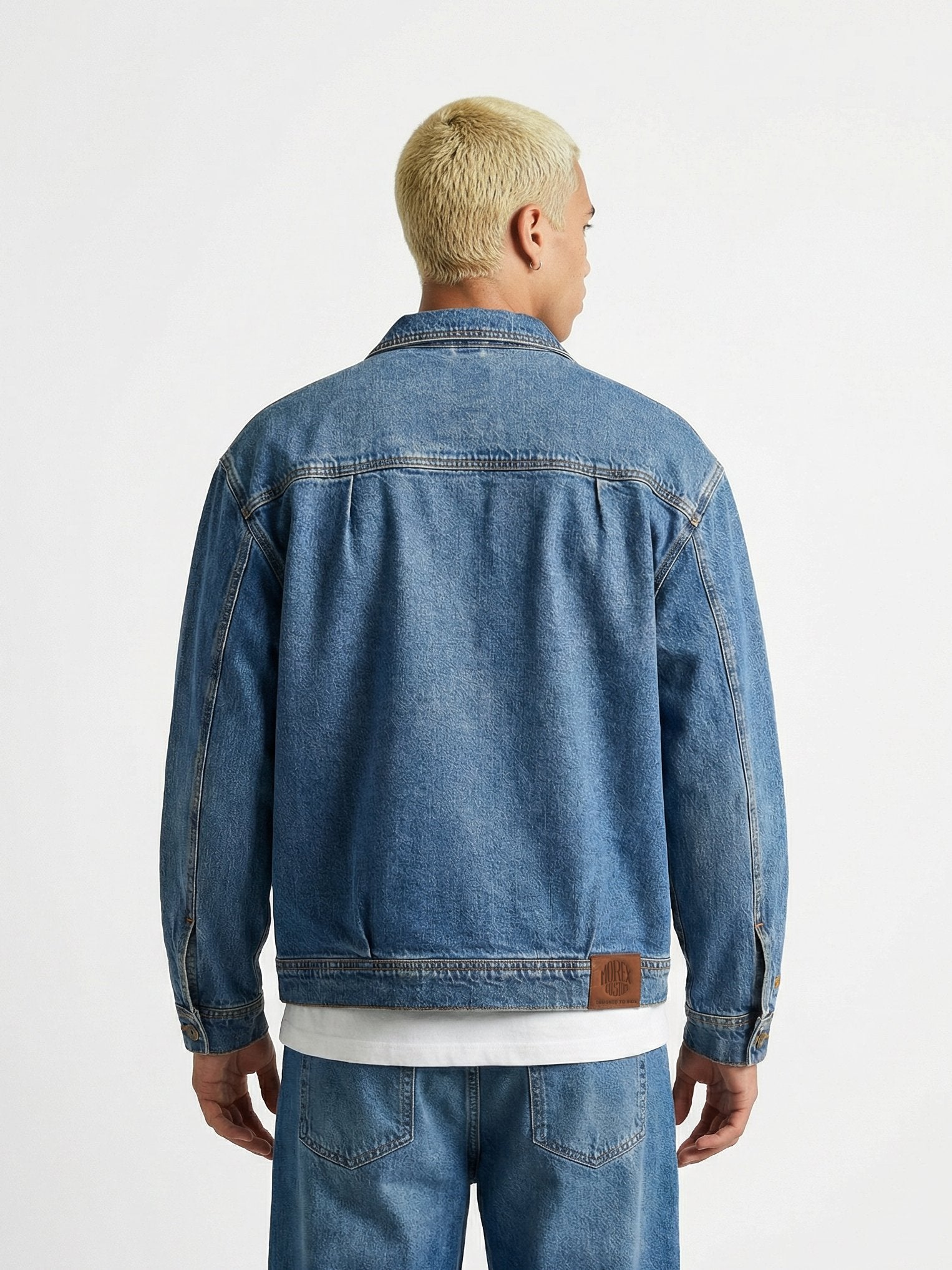 Vue de dos d'un homme portant une veste en jean bleu délavé Morex Custom, illustrant un style lifestyle décontracté et urbain.