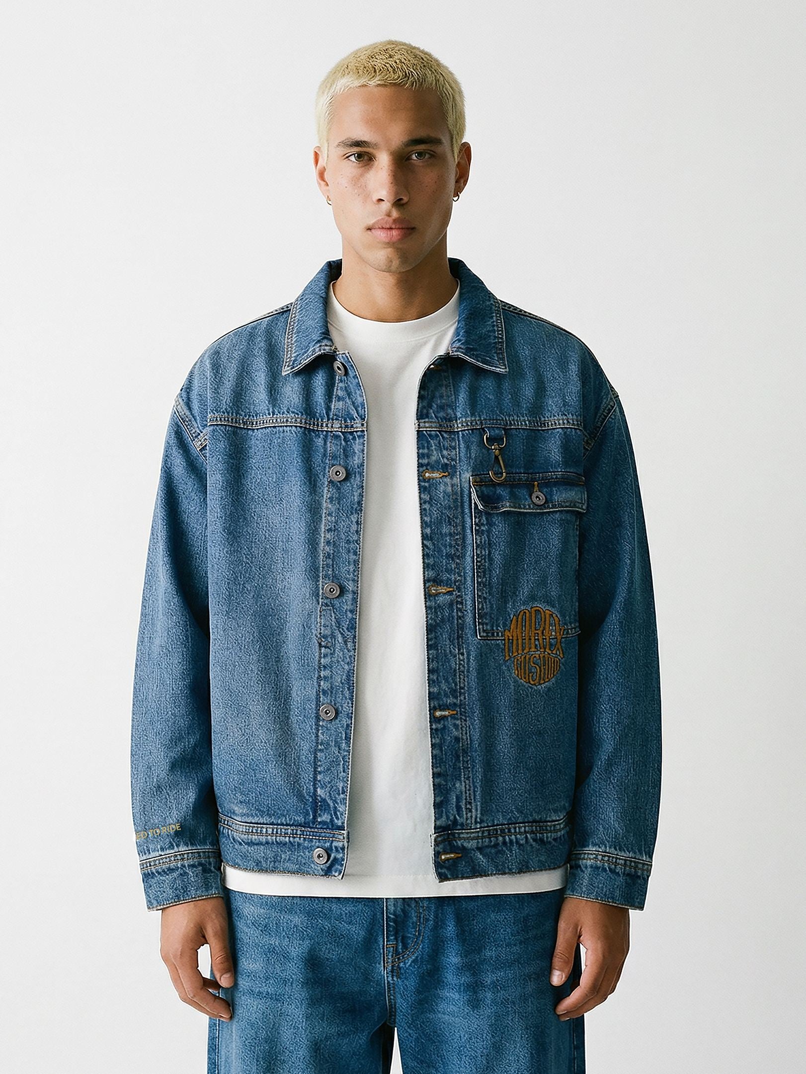 Homme portant une veste en jean bleu Morex Custom au style moto et lifestyle sur un t-shirt blanc.