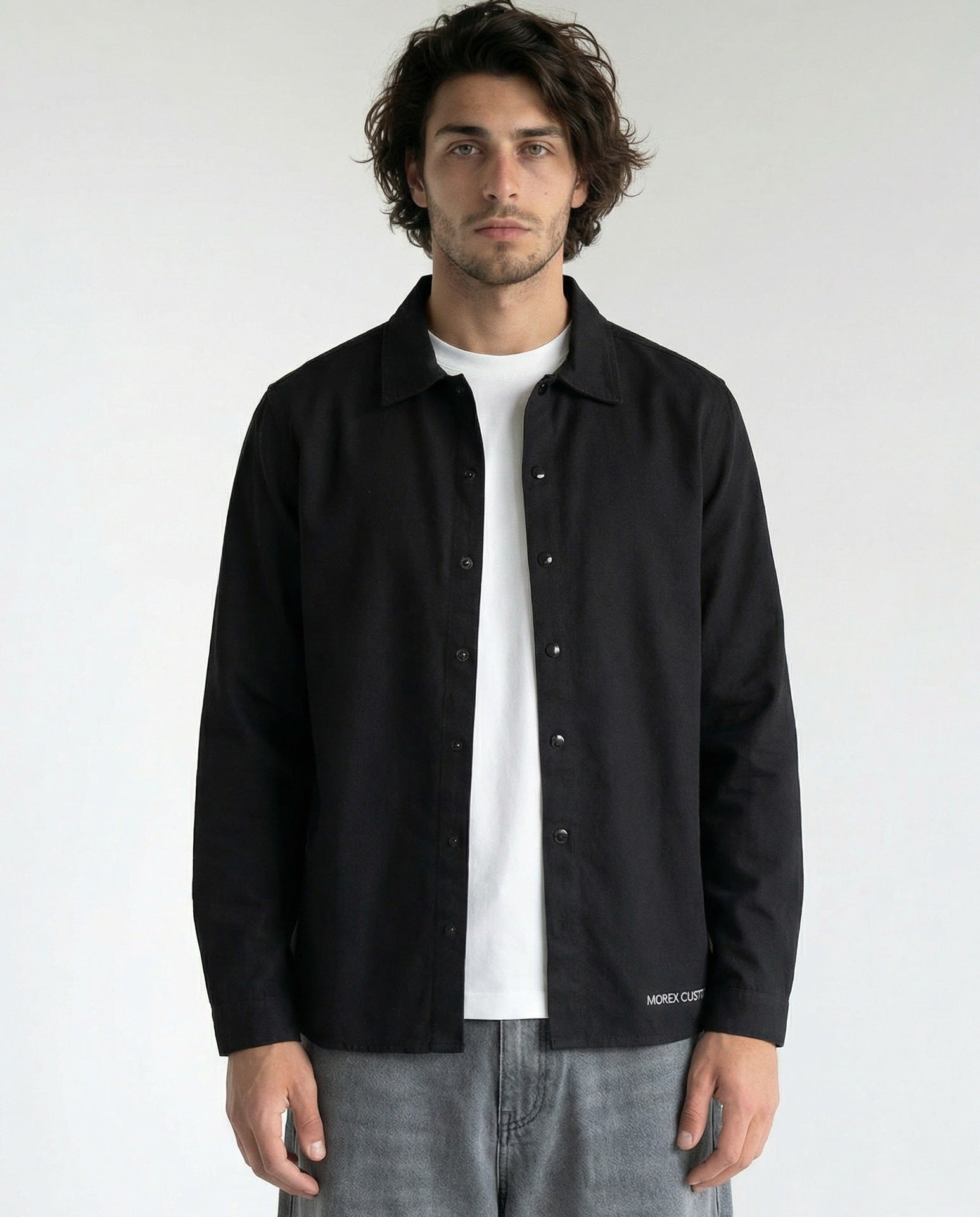 Surchemise noire Morex Custom pour homme au style vintage et lifestyle, portée sur un t-shirt blanc, vue de face.