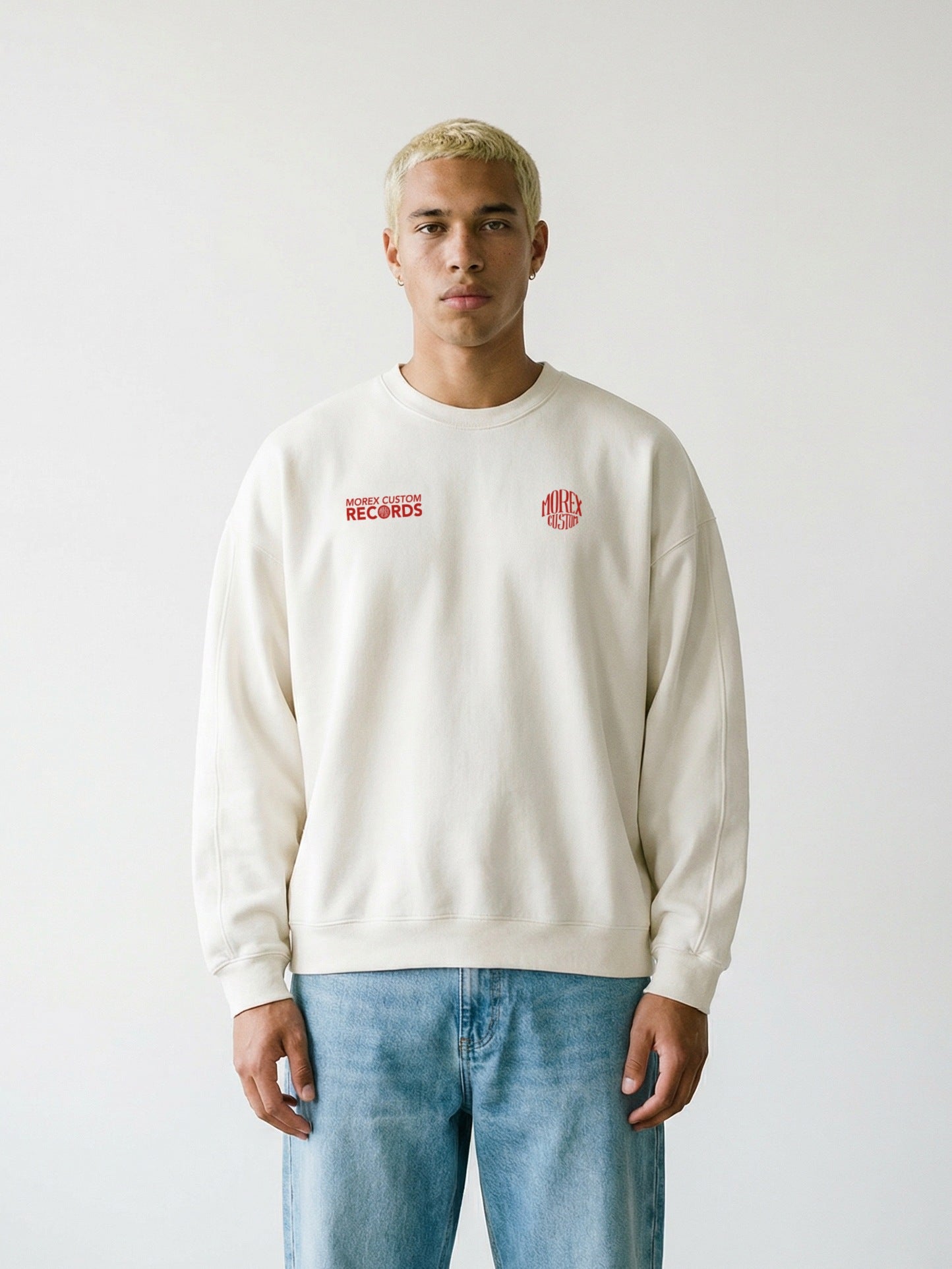 Sweat Records crème Morex Custom à col rond, style vintage et décontracté avec logos rouges sur le torse.