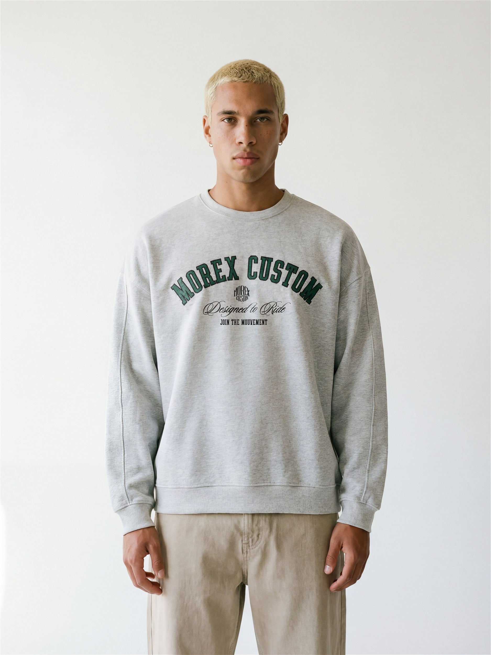 Sweatshirt gris chiné Morex Custom avec inscription Designed to Ride, style lifestyle et vintage moto, vue de face sur mannequin.