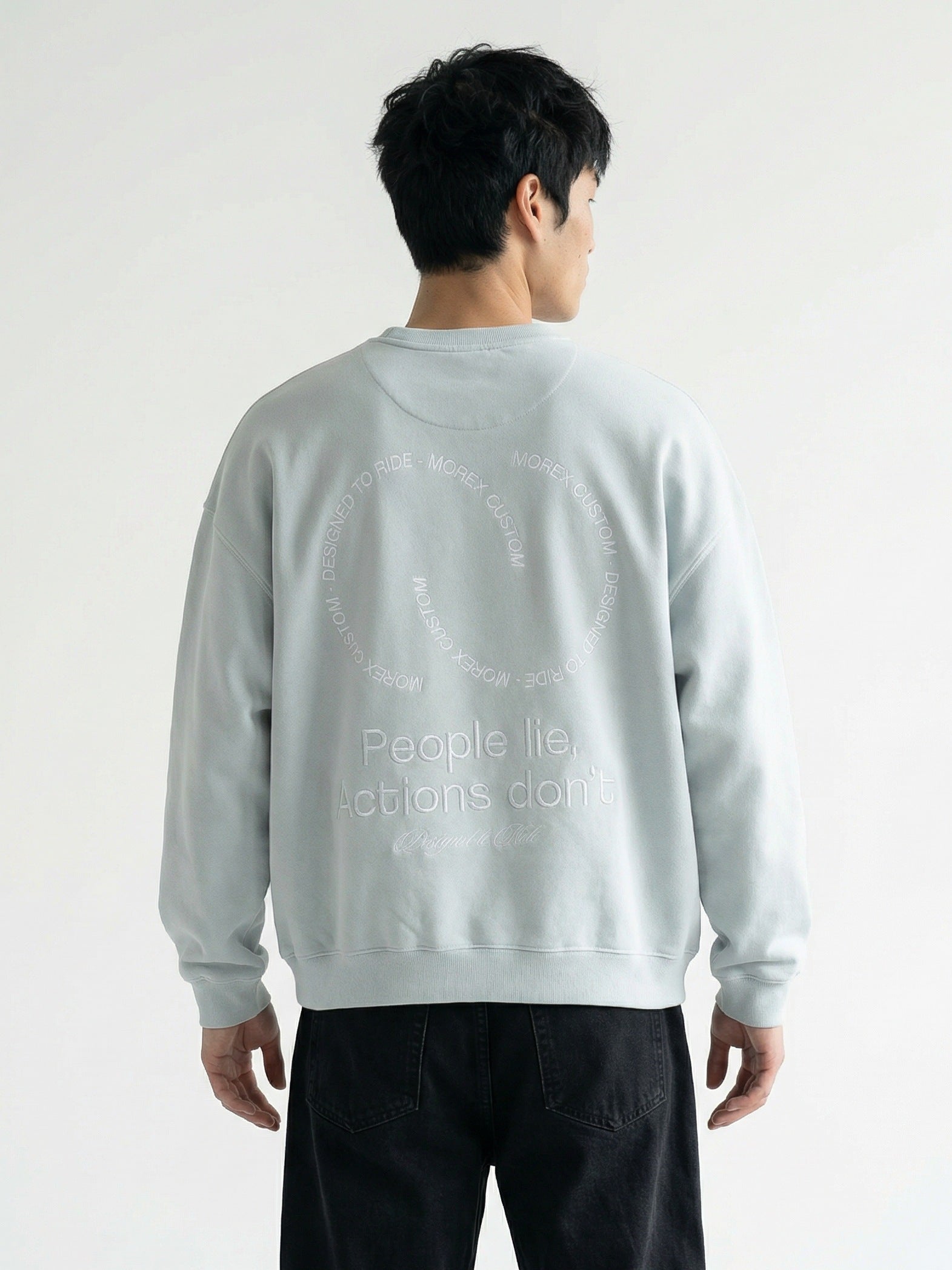Sweatshirt bleu clair Morex Custom avec broderie circulaire People lie Actions don't au dos, style lifestyle et vintage, vue de dos.