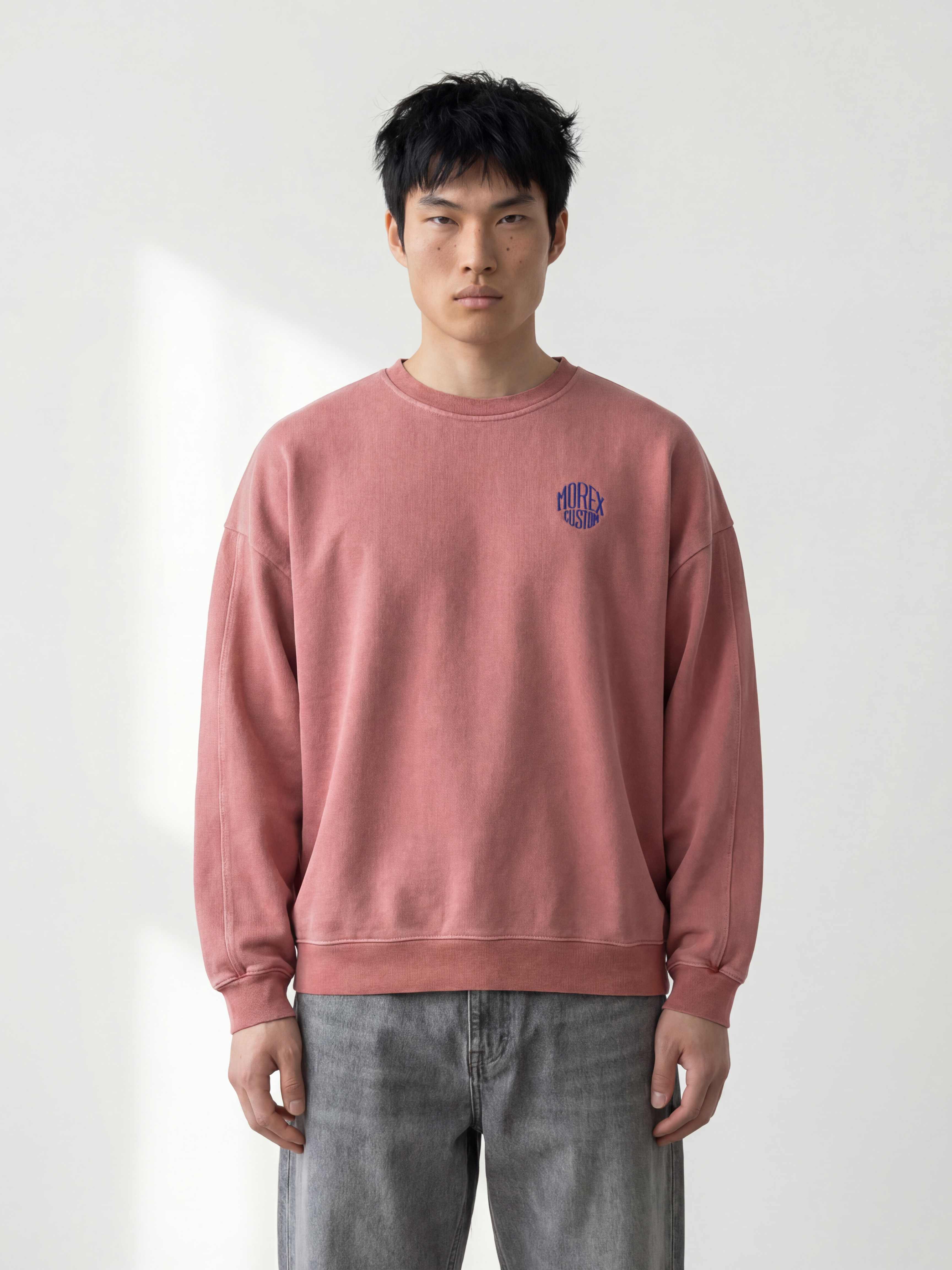 Sweatshirt à col rond rose délavé Morex Custom, une pièce lifestyle vintage et confortable au style moto custom.