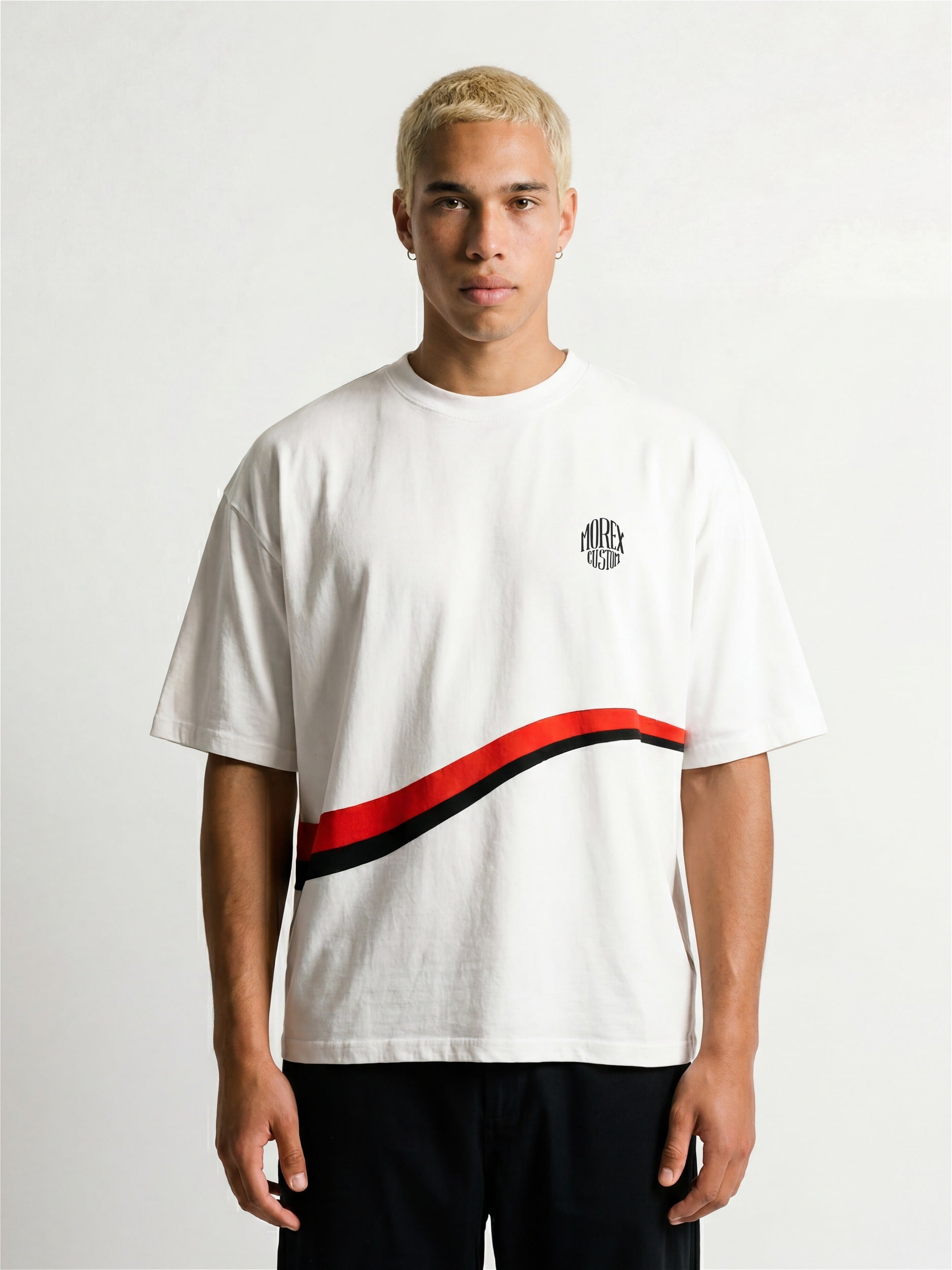 T-shirt blanc Morex Custom pour homme avec rayures ondulées rouges et noires et logo brodé sur la poitrine, style lifestyle moto.