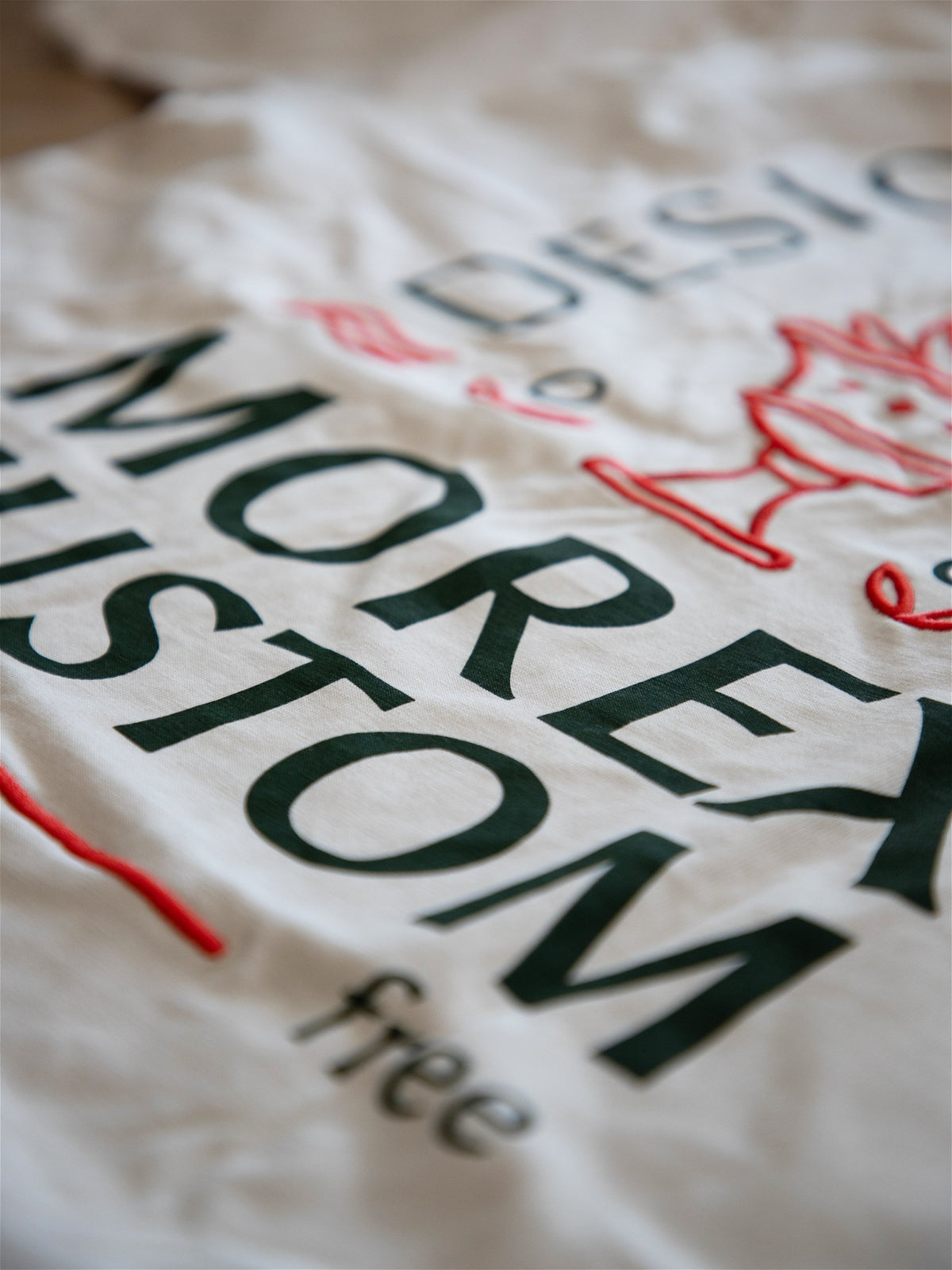 Détail de la sérigraphie vintage Morex Custom sur textile en coton naturel, reflétant l'esprit moto et lifestyle authentique de la marque.