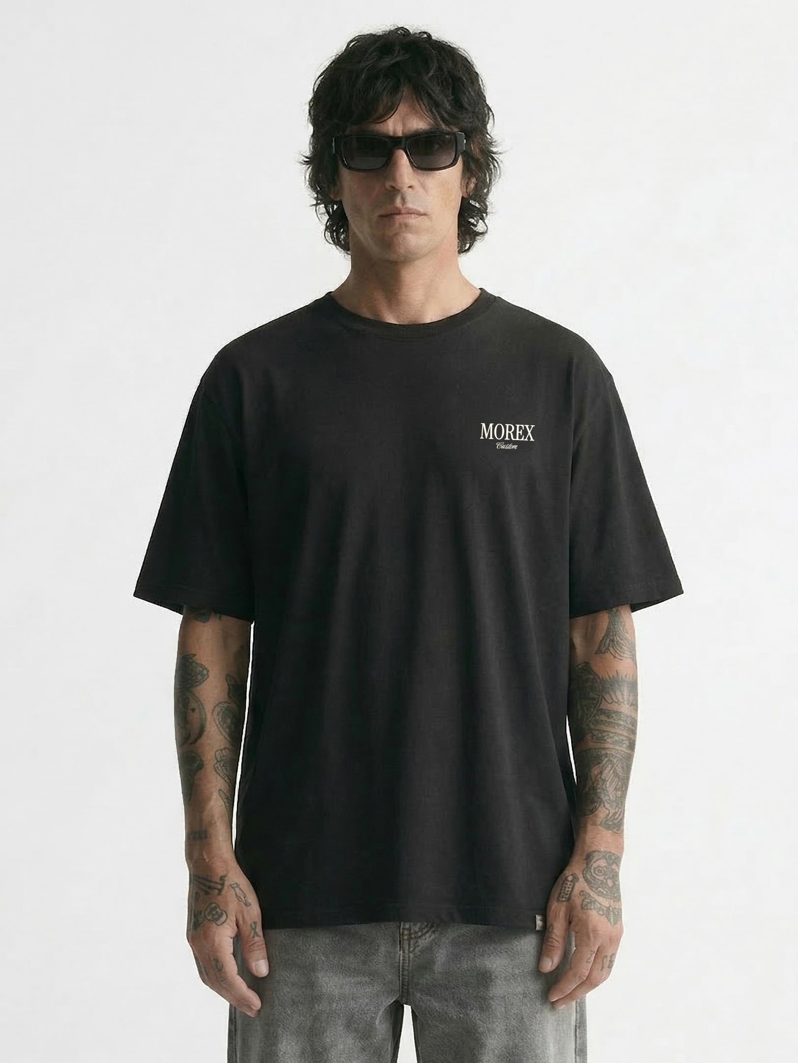 Homme portant un t-shirt noir Morex Custom avec logo sur la poitrine, style lifestyle et moto.