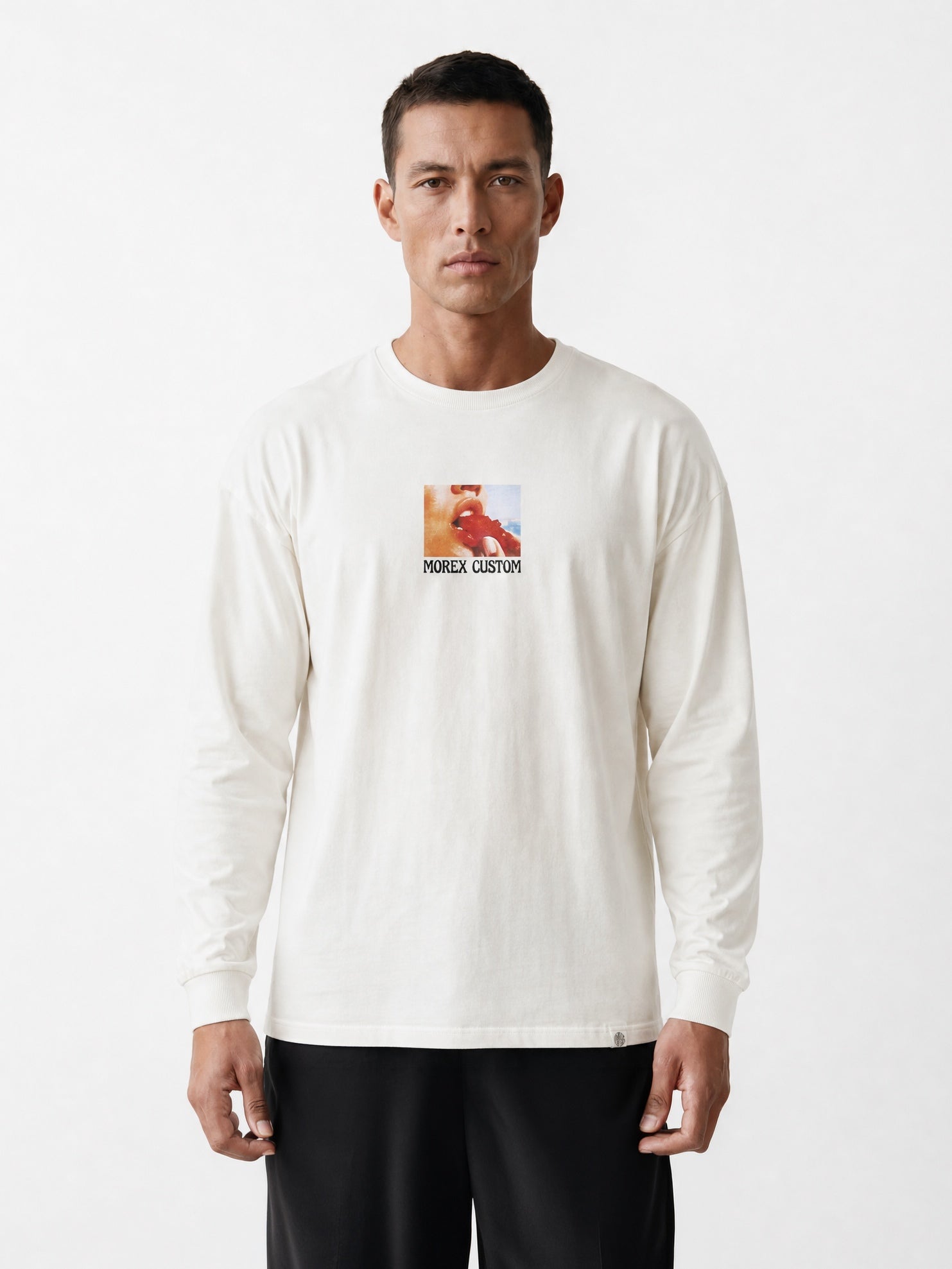 T-shirt manches longues pour homme en coton écru de la marque Morex Custom, arborant un petit visuel graphique imprimé sur la poitrine avec l'inscription 'Morex Custom'.