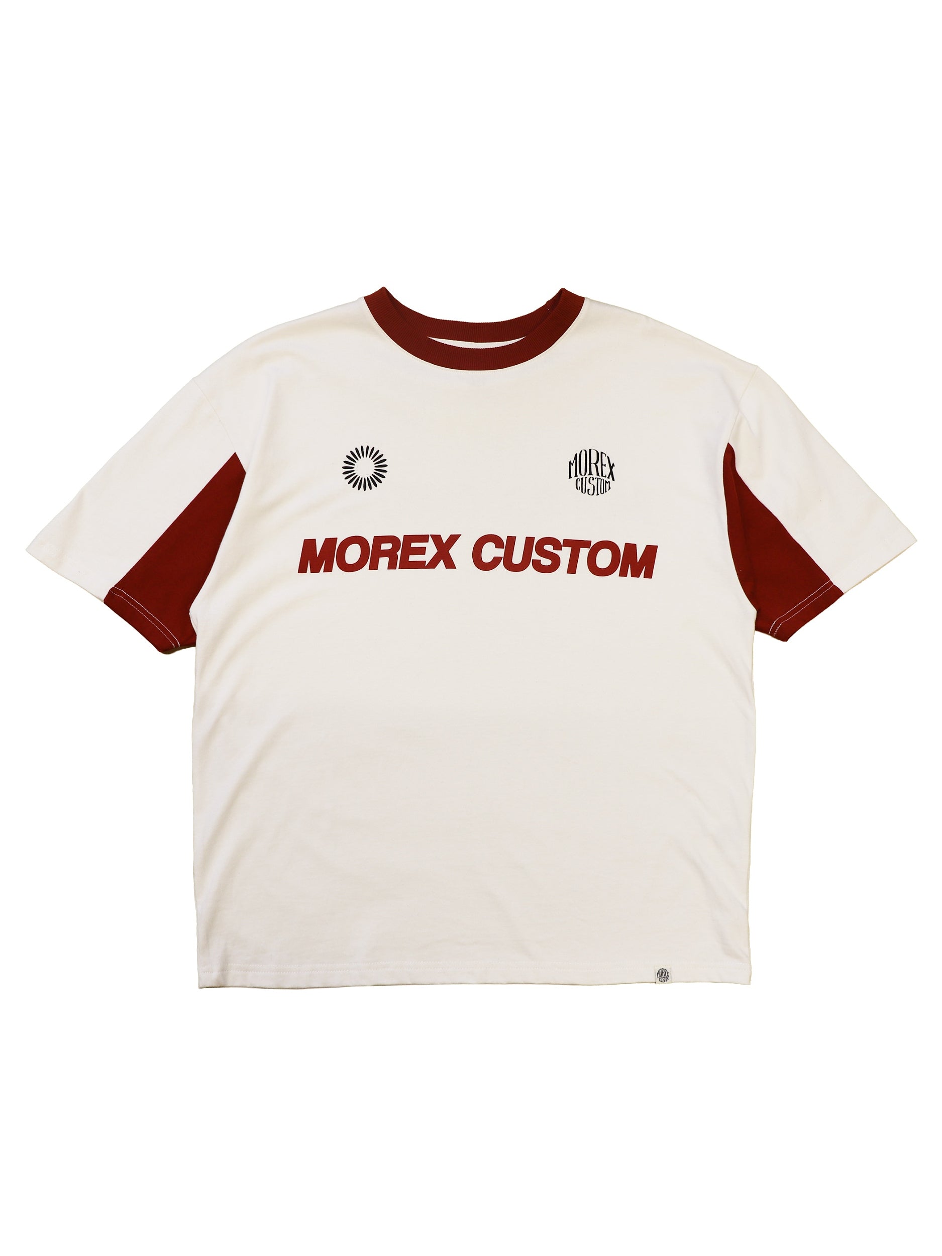 T-shirt blanc de la marque Morex Custom avec col et empiècements aux manches bordeaux, logo Morex Custom rouge imprimé sur la poitrine.