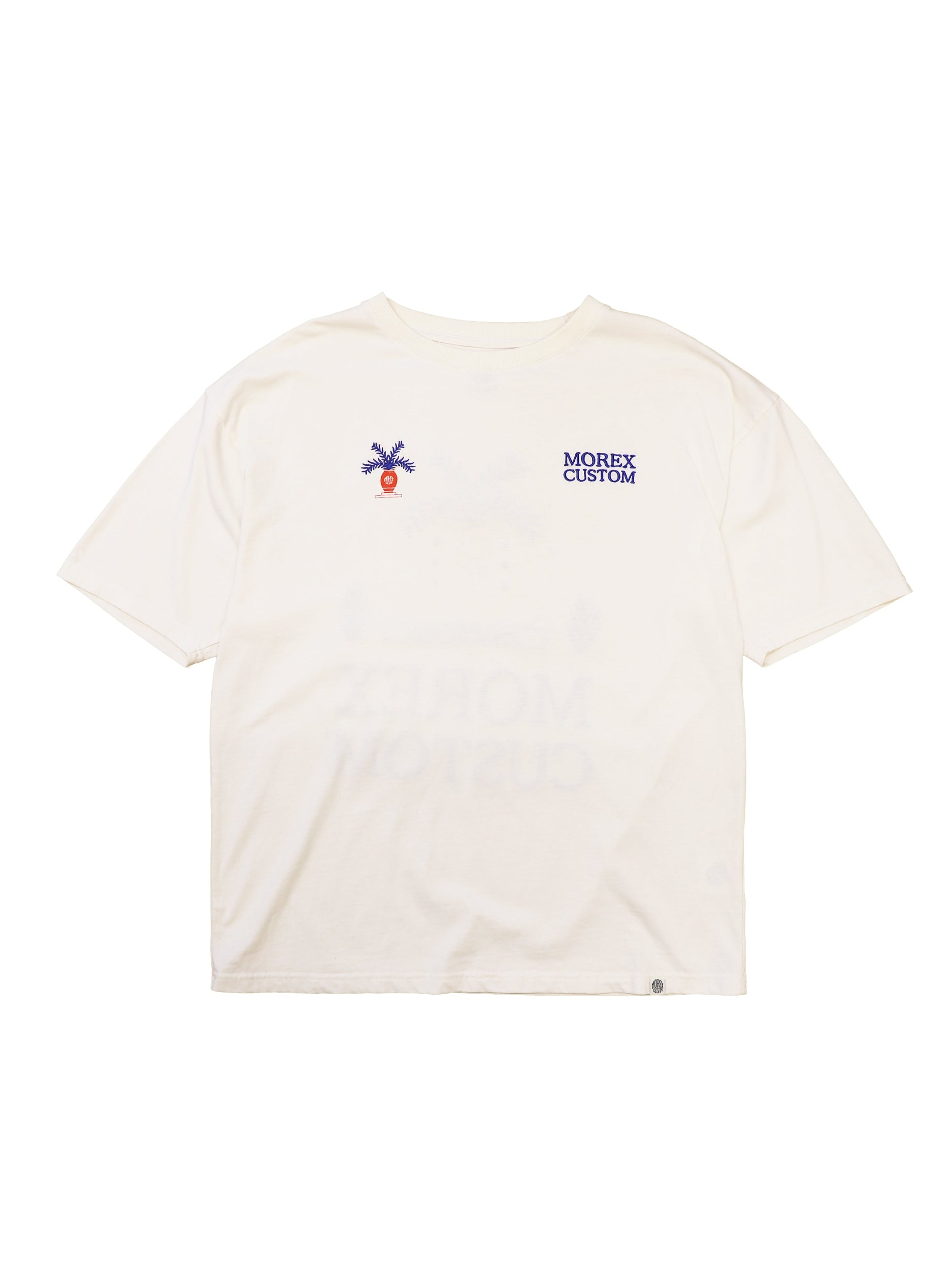 T-shirt Morex Custom de couleur crème avec un petit logo palmier brodé et l'inscription de la marque sur la poitrine, style lifestyle et décontracté.