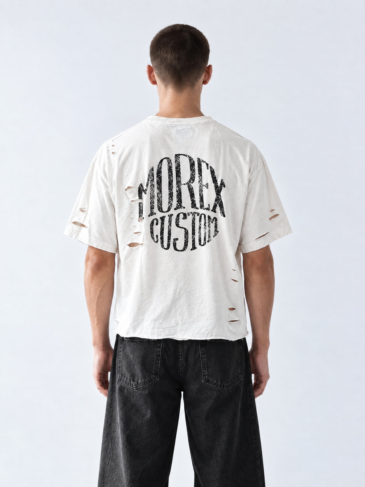 Dos d'un homme portant le t-shirt Morex Custom blanc cassé effet déchiré et vieilli avec logo circulaire noir imprimé au dos