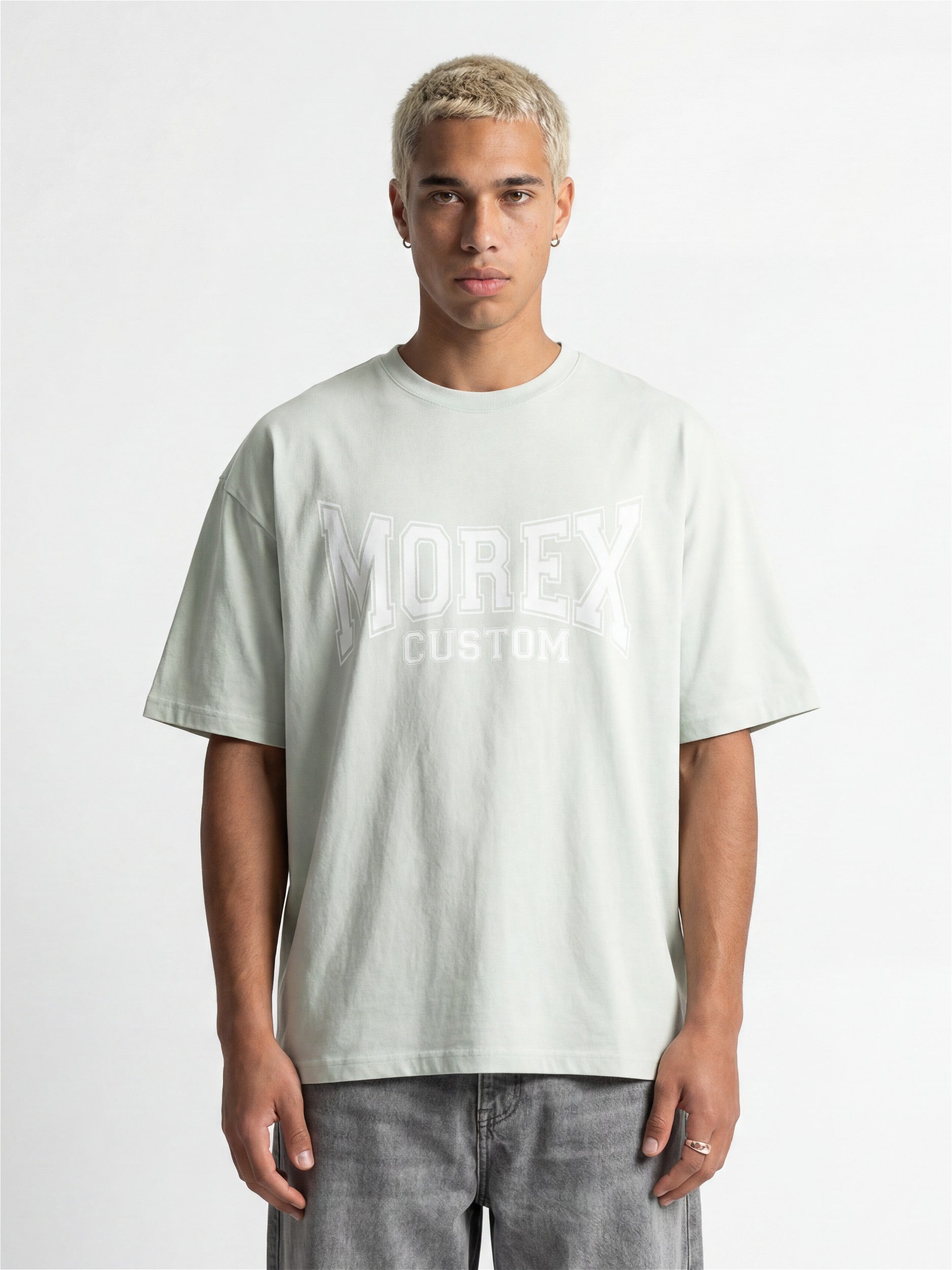 Homme portant un t-shirt Morex Custom vert pâle à manches courtes, style lifestyle et streetwear moto.