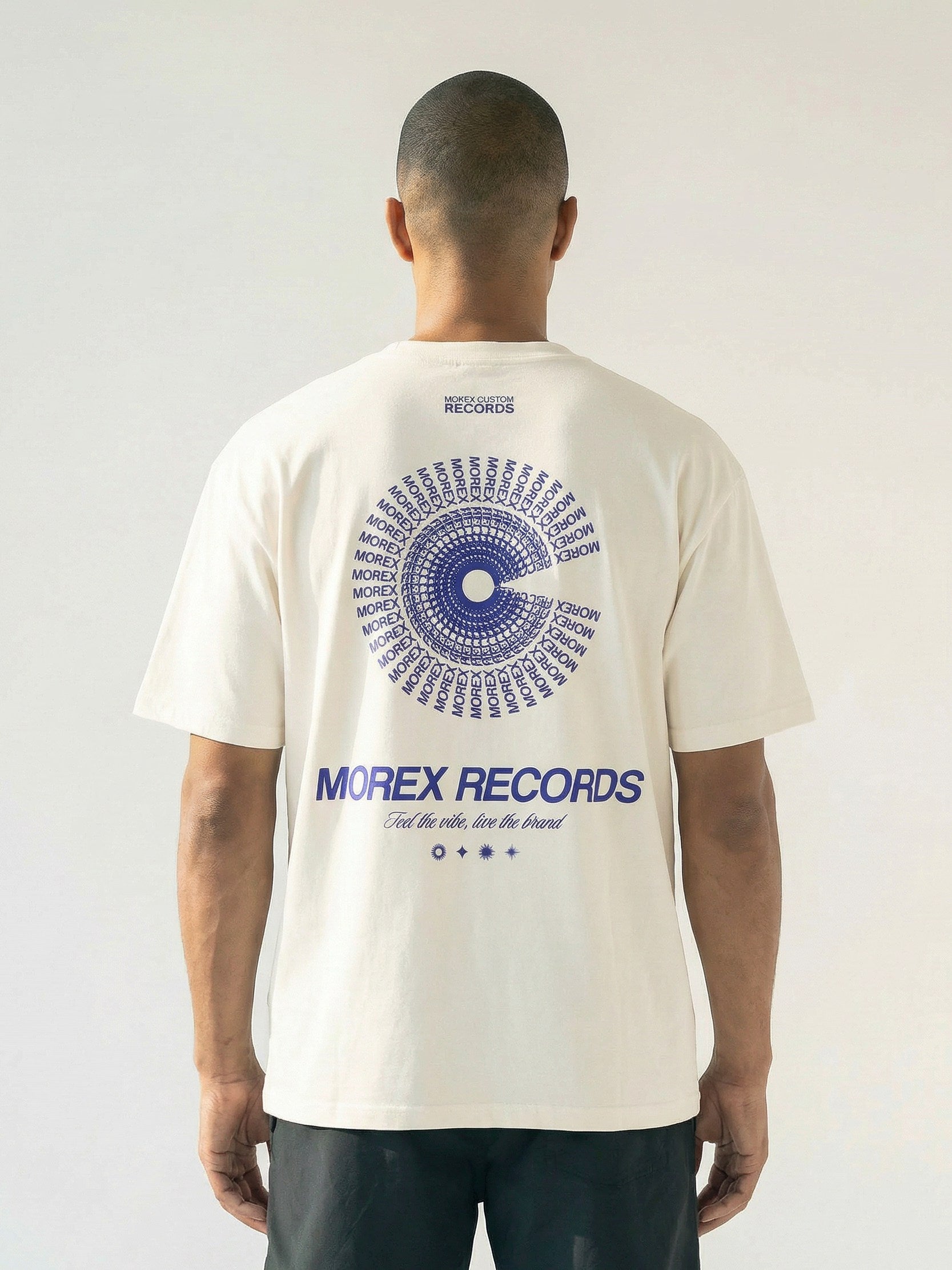 Vue de dos d'un homme portant un t-shirt Morex Custom blanc cassé arborant un large graphisme bleu Morex Records au style vintage.