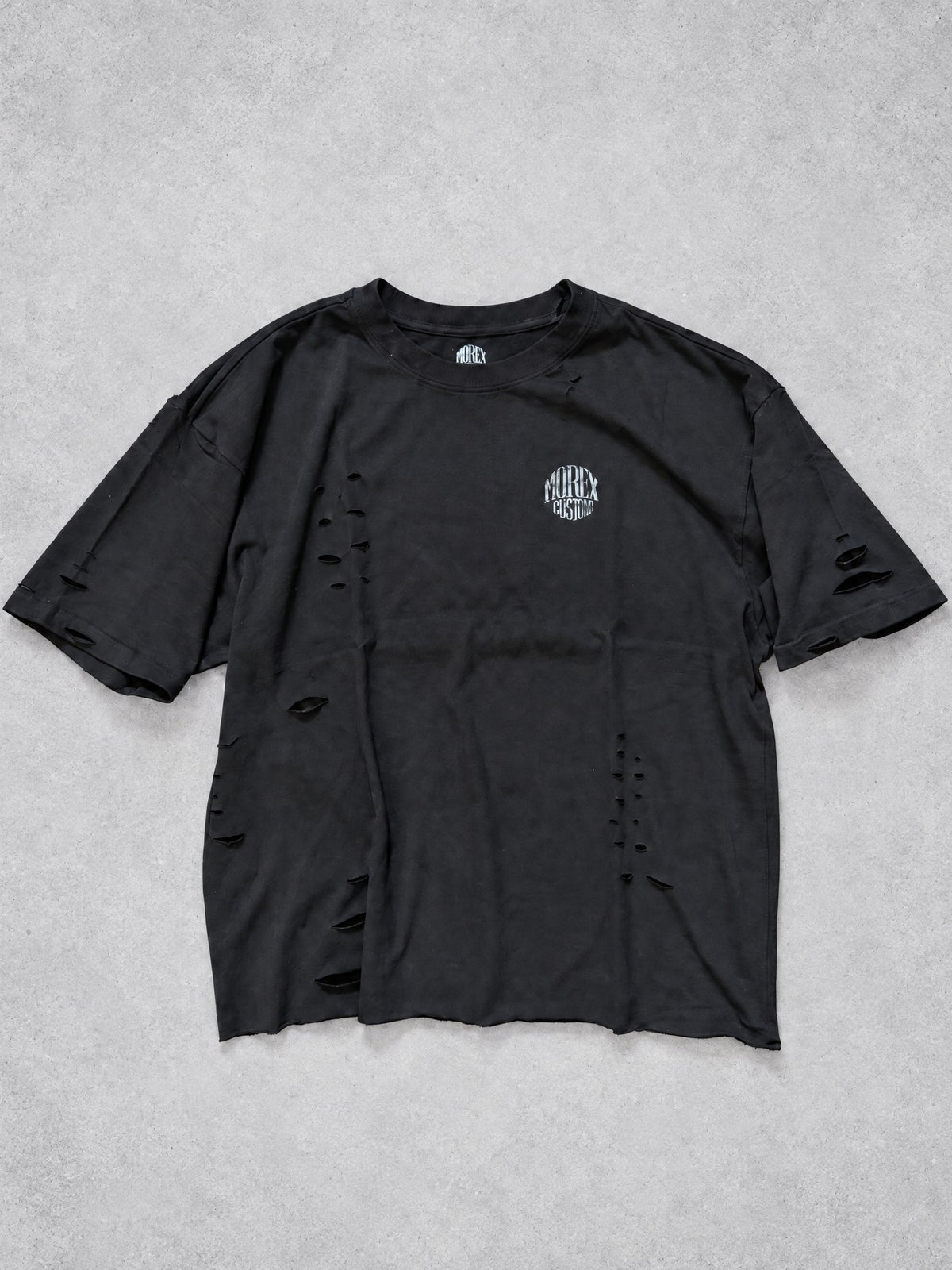 T-shirt noir oversize délavé et déchiré Morex Custom avec logo rond brodé sur le torse, style streetwear moto vintage.