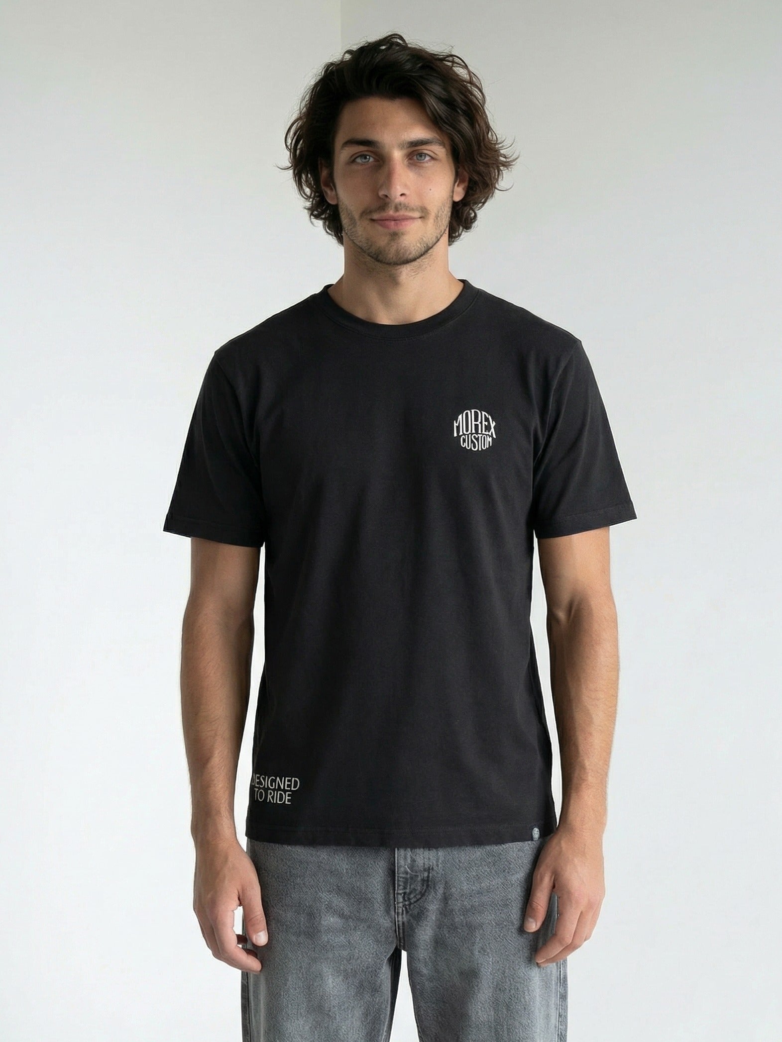 T-shirt noir Morex Custom pour homme, style lifestyle et vintage avec logo poitrine et inscription Designed to Ride, vue de face