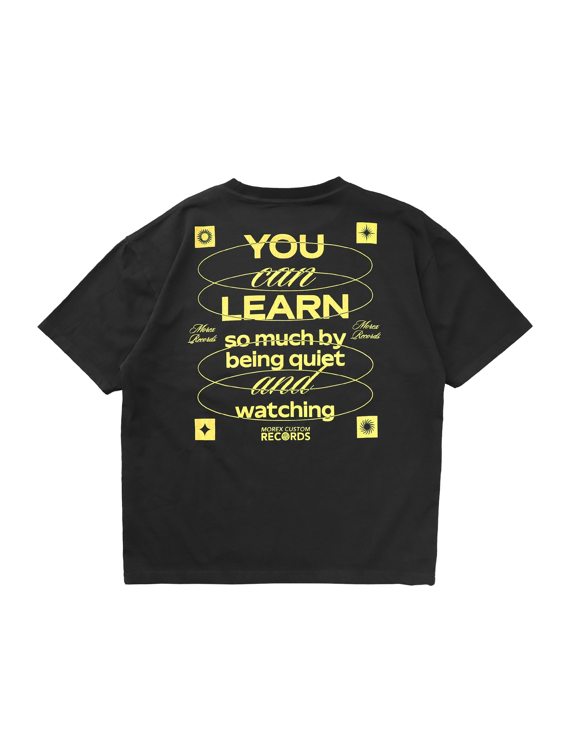 T-shirt noir Morex Custom présentant un design graphique jaune au dos avec la citation 'YOU CAN LEARN so much by being quiet and watching'.